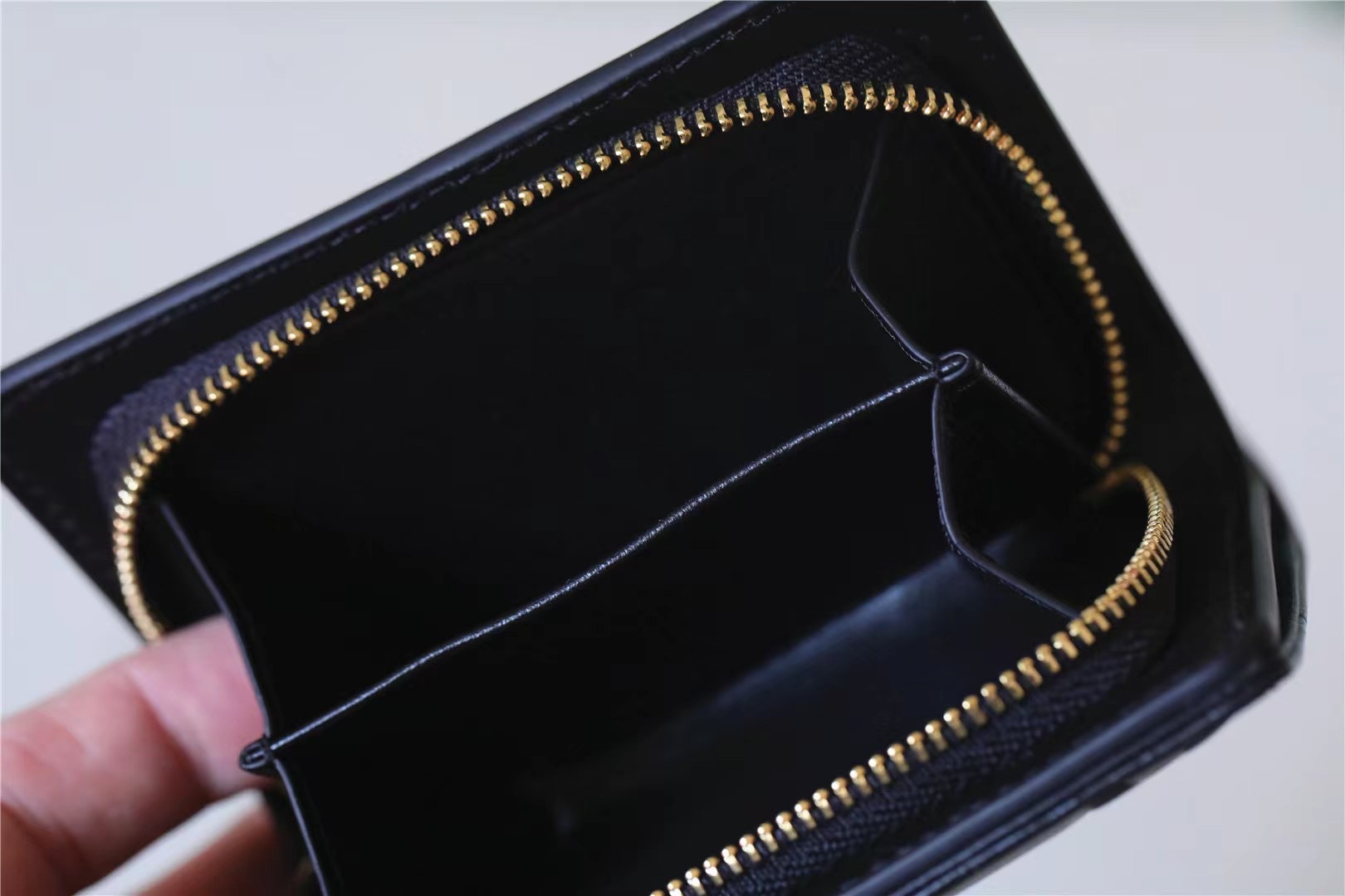 L0vis Vvtt0n Lou Wallet Monogram Embossed Black For Women 4.3in/11cm