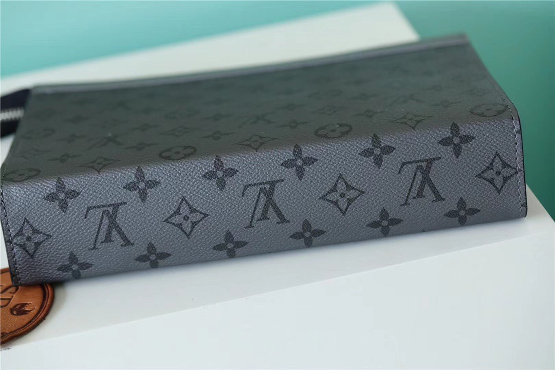 Pochette Voyage MM Monogram Gray For Men 10.6in/27cm M30840