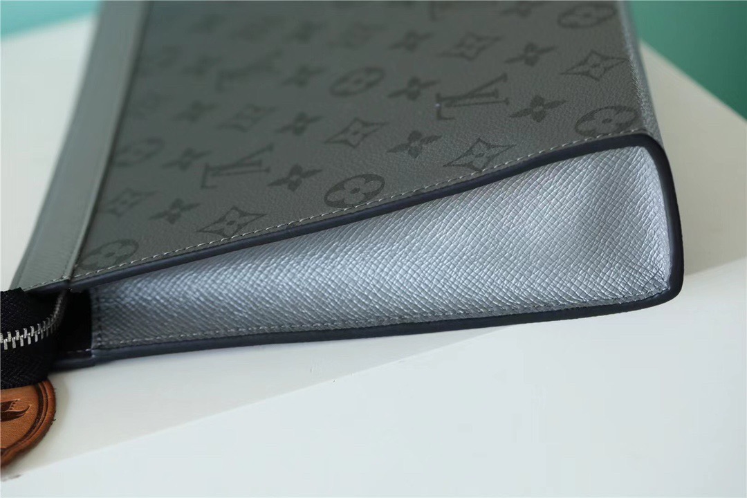 Pochette Voyage MM Monogram Gray For Men 10.6in/27cm M30840