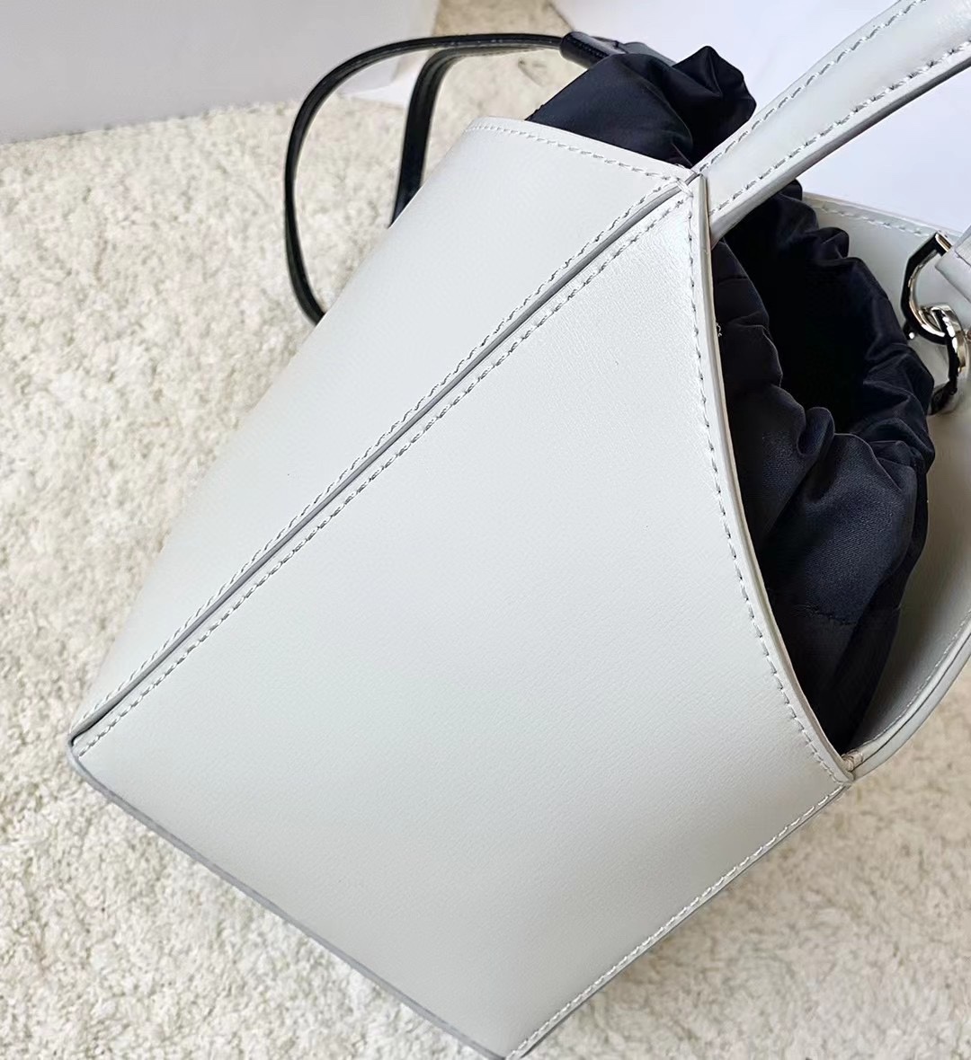 Givenchy Mini Cut Out Bucket Bag Black/White For Women‎ 6.3in/16cm BB50NRB1GV 001