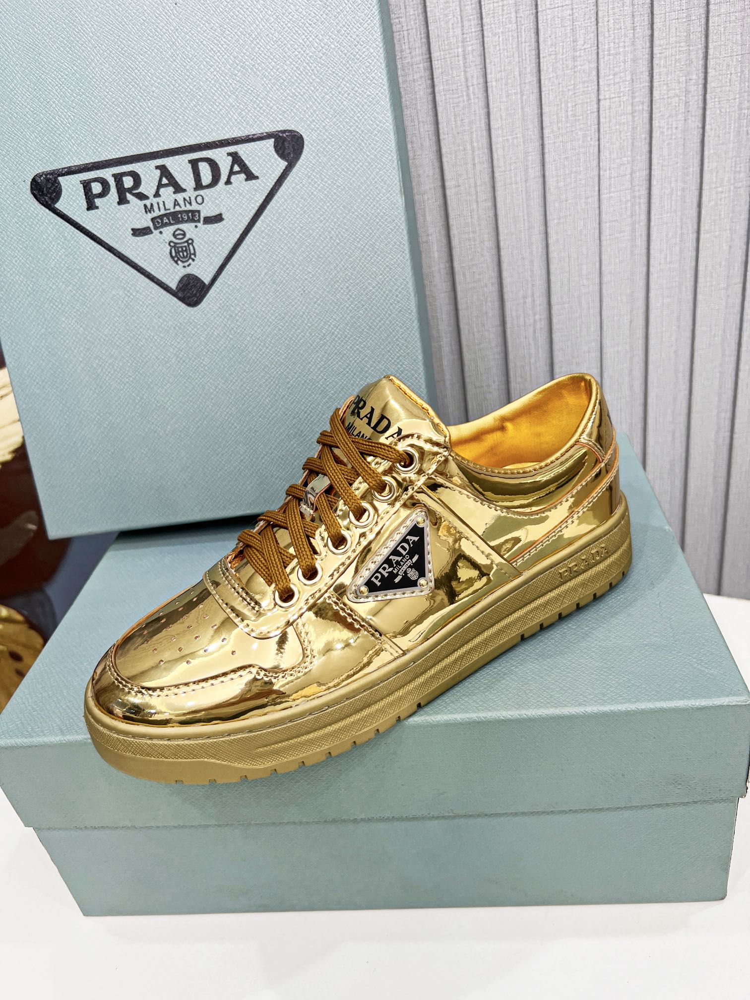 Pra*a Downtown Metallic Sneakers Gold Tone For Women 1.2 in/ 3 cm 1E792M_3AU1_F0522_F_030