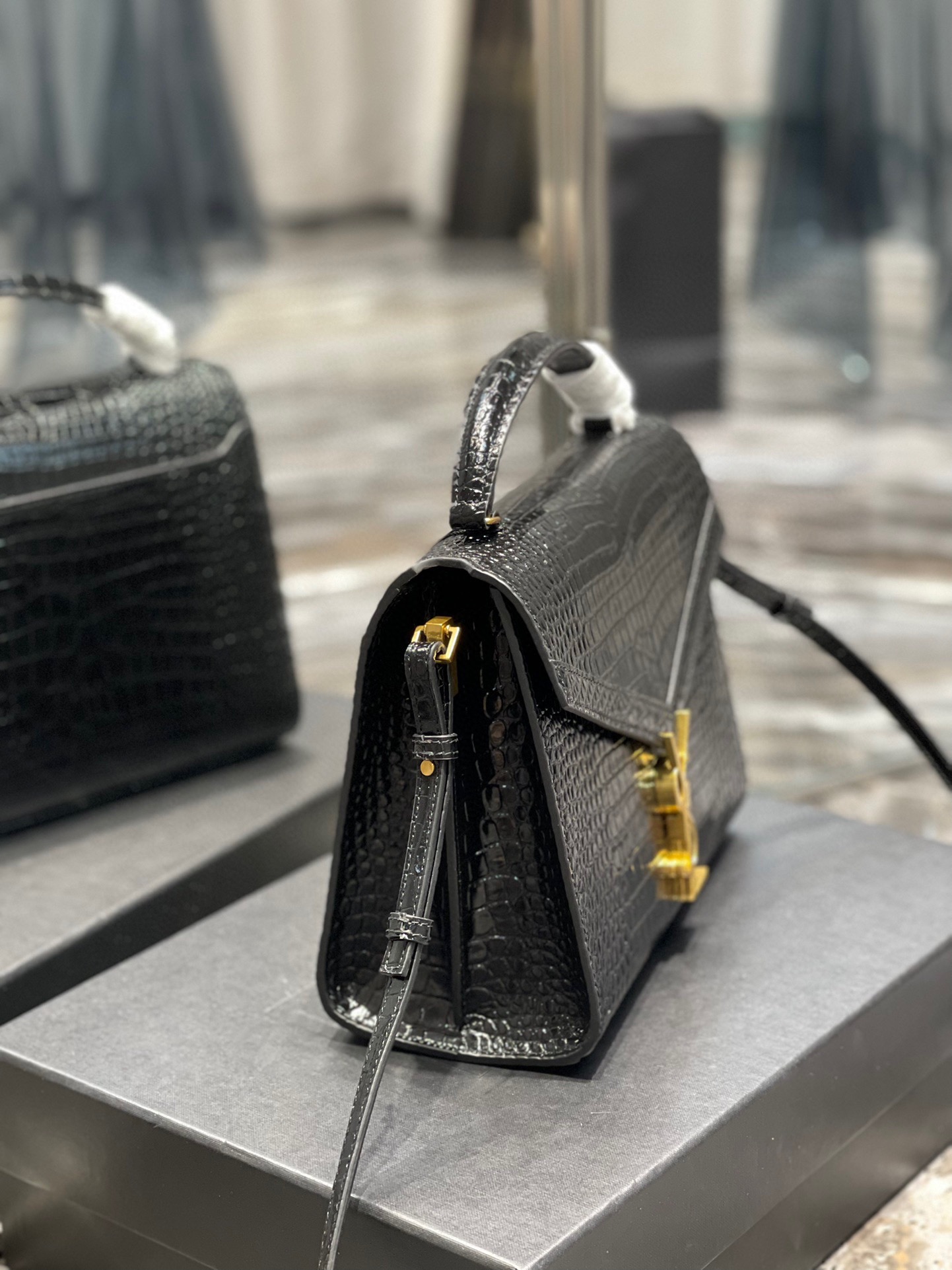 Sa1nt Lau*nt Cassandra Medium Top Handle Bag Black/White For Women 9.6in/24.5cm 6239310SX0W9207