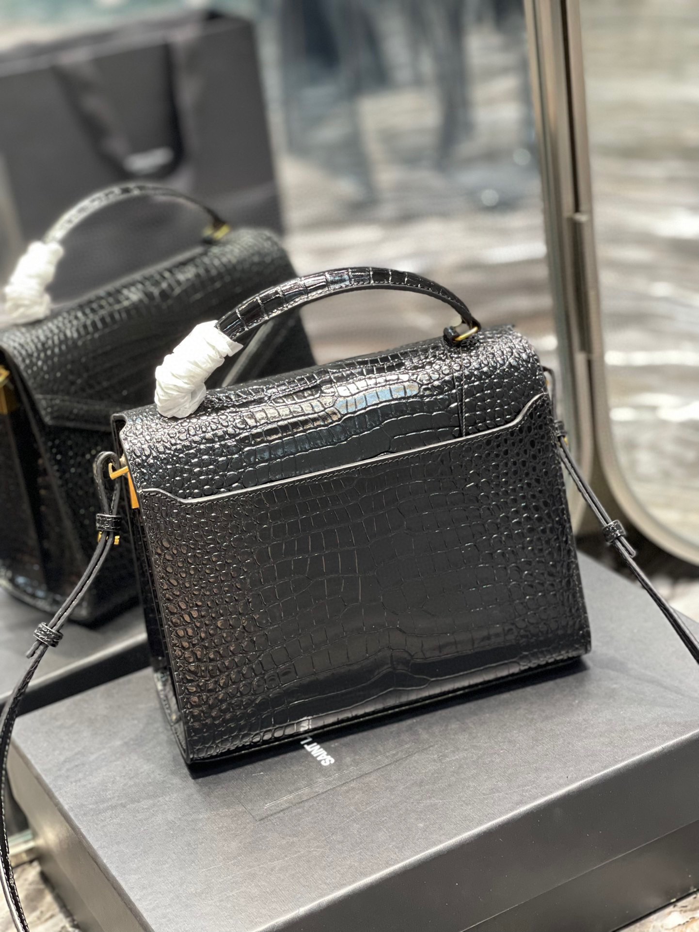 Sa1nt Lau*nt Cassandra Medium Top Handle Bag Black/White For Women 9.6in/24.5cm 6239310SX0W9207