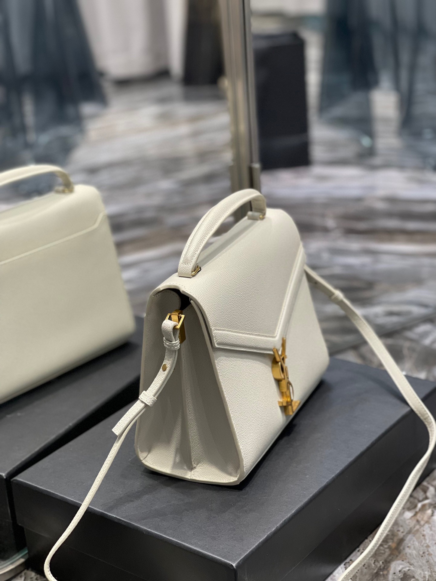 Sa1nt Lau*nt Cassandra Medium Top Handle Bag Black/White For Women 9.6in/24.5cm 6239310SX0W9207