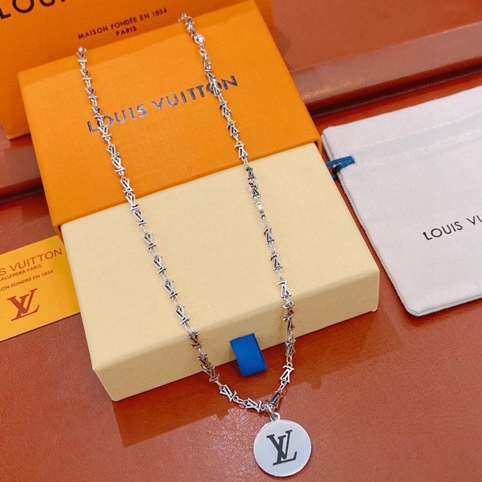 L0vis Vvtt0n LV Letter Necklace Silver For Women
