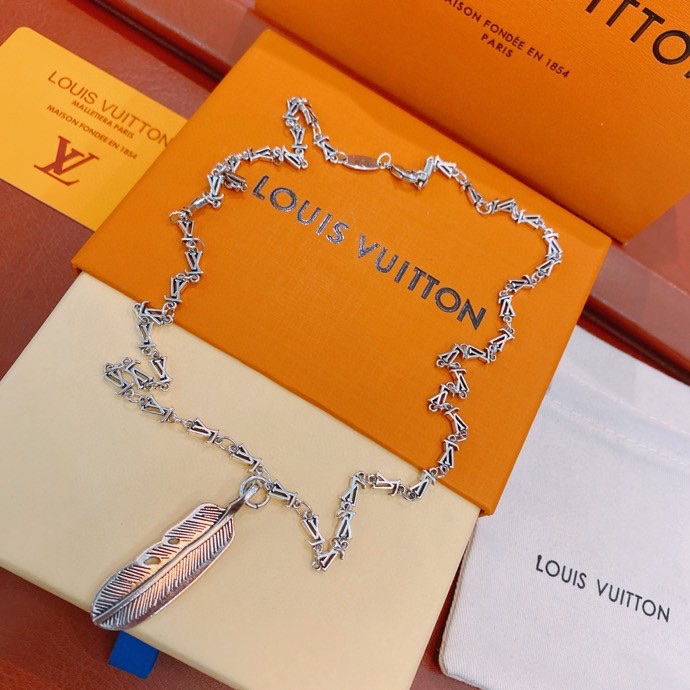 L0vis Vvtt0n Leaf Necklace Silver For Women
