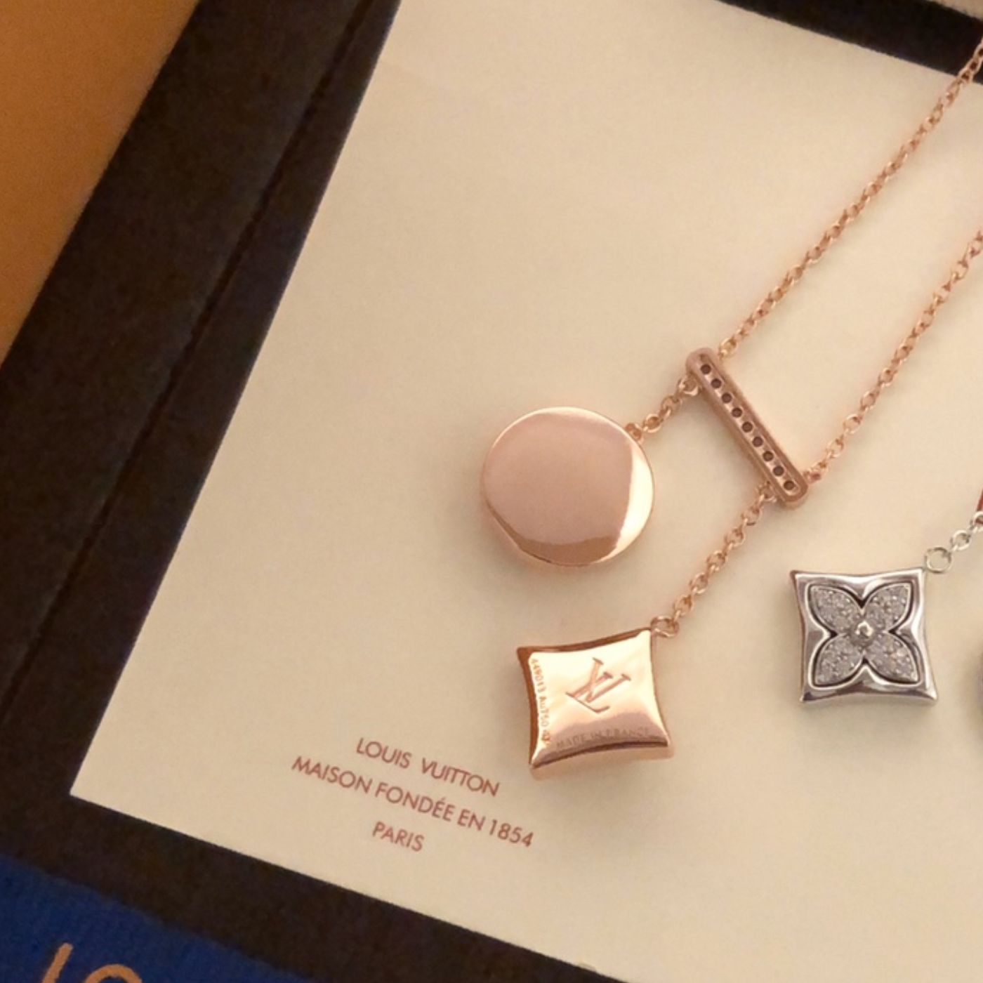 L0vis Vvtt0n Two Blossom Necklace Pink Gold Tone For Women