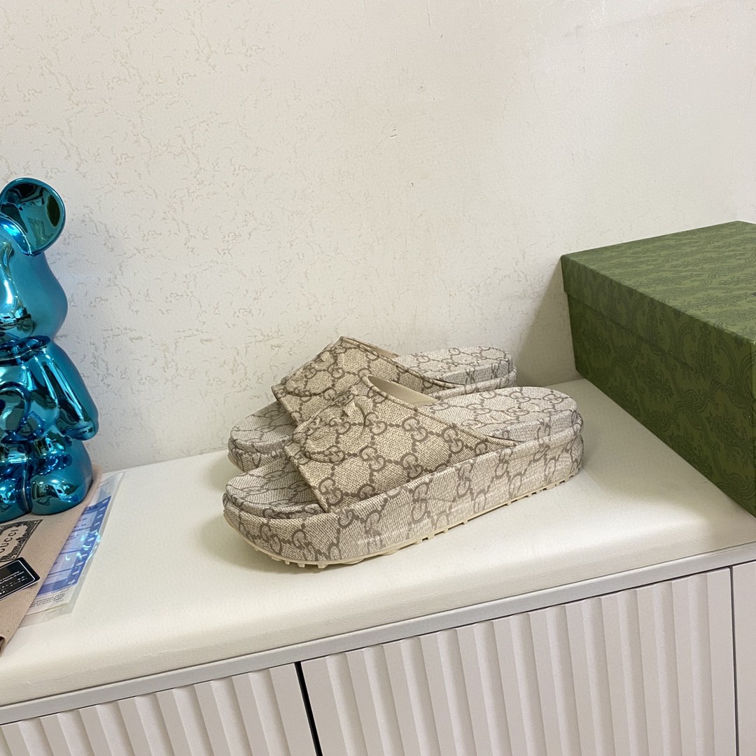 Gvc*1 Interlocking G Slide Sandal Beige For Men 725535 JAAC6 9742