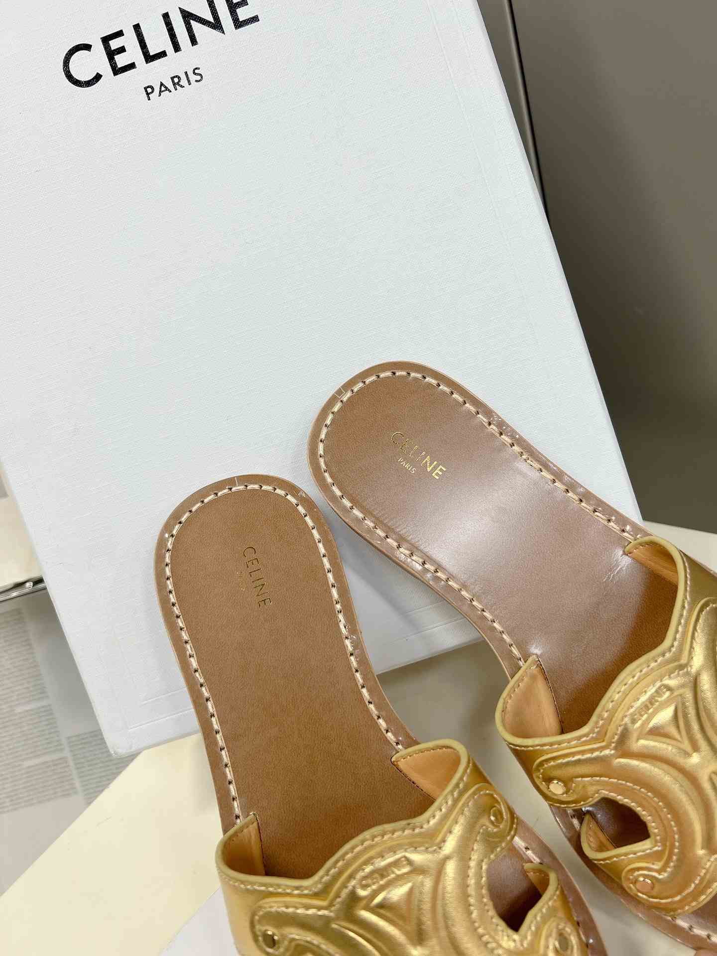 Ce1i*e Triomphe Mule In Metalized Gole Tone For Women