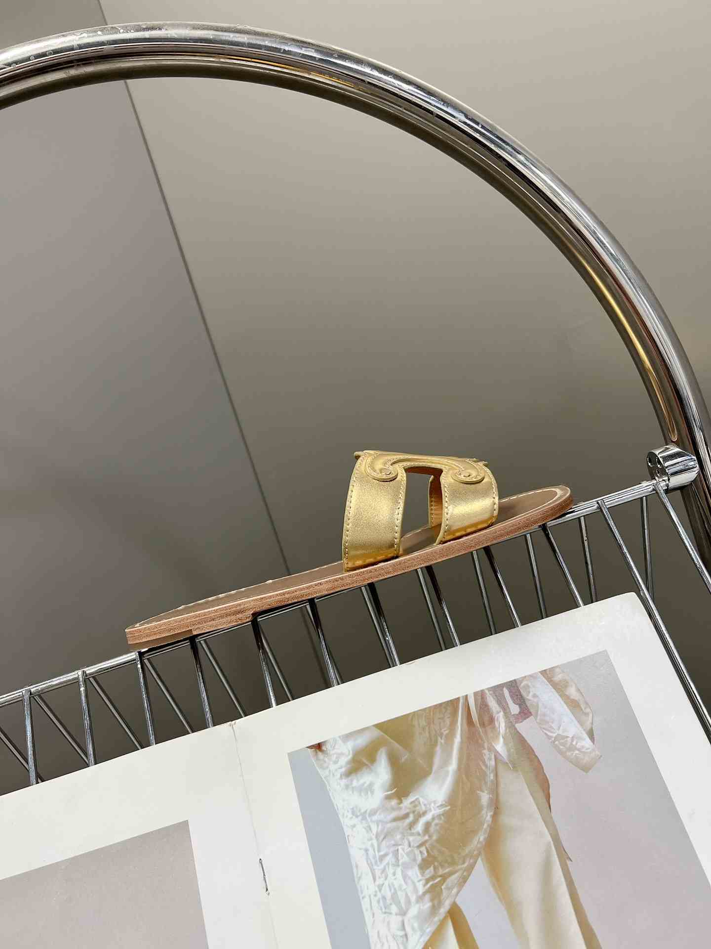 Ce1i*e Triomphe Mule In Metalized Gole Tone For Women