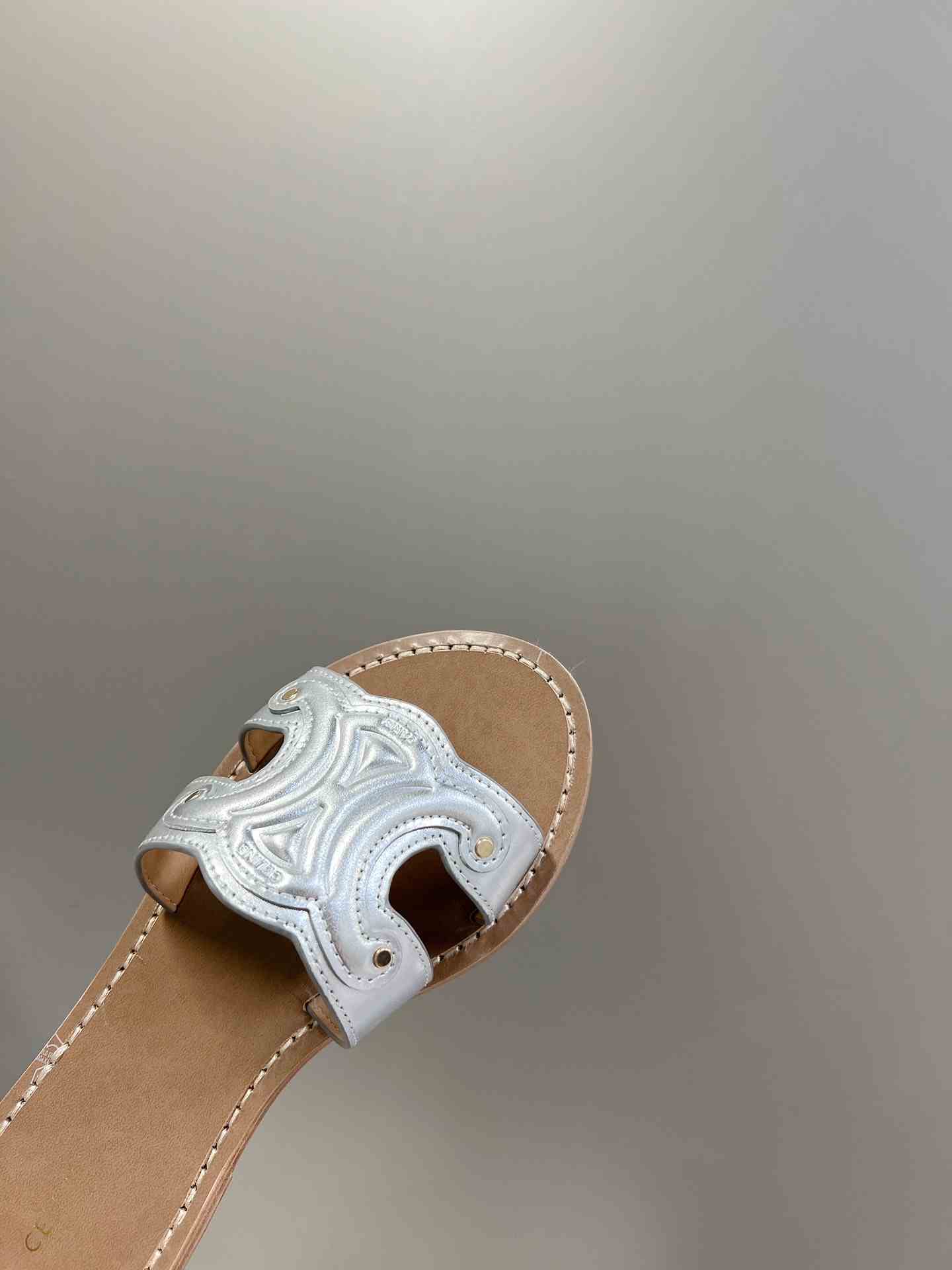 Ce1i*e Triomphe Mule In Metalized Sliver Tone For Women 352413093C.36PN