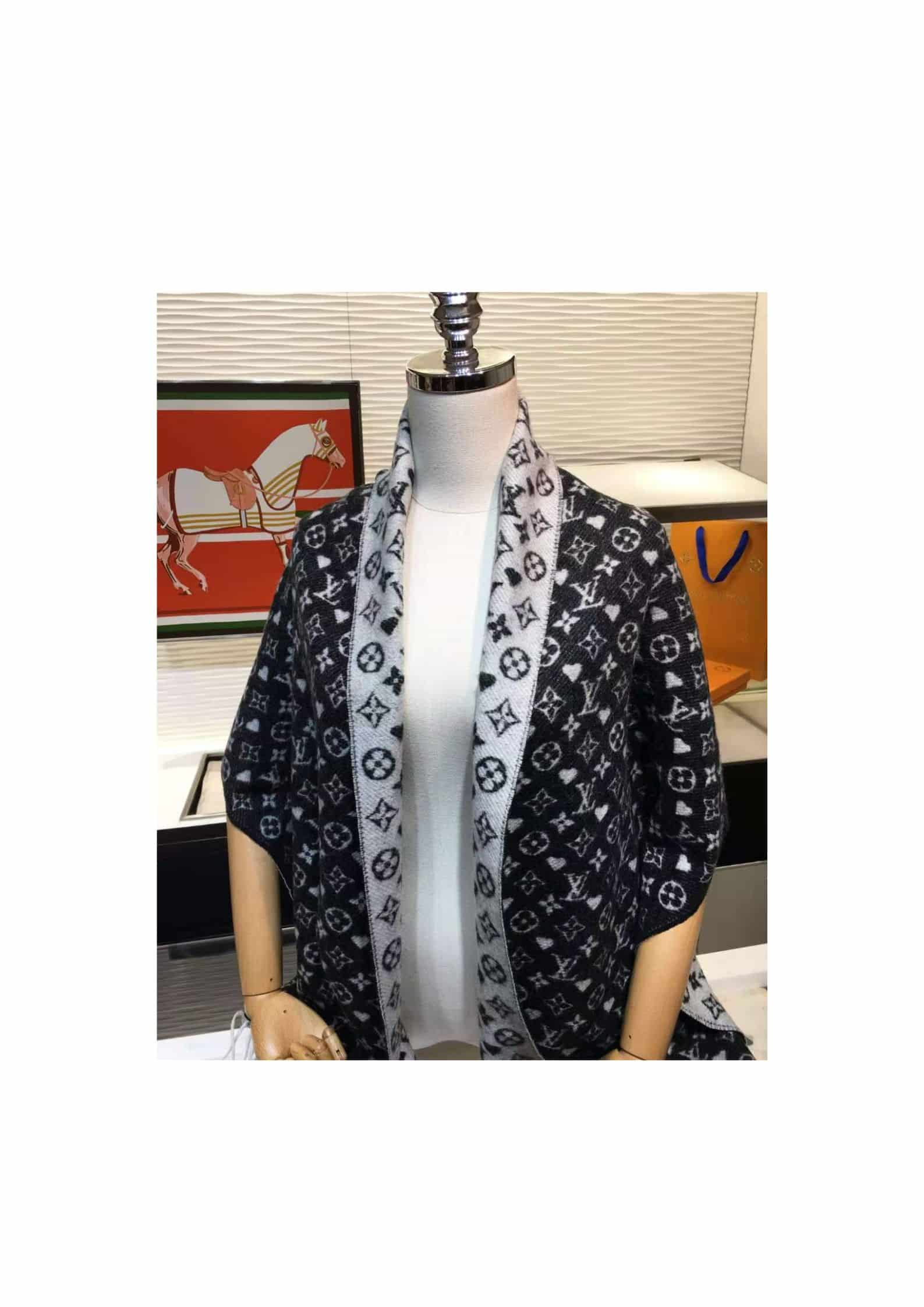 L0vis Vvtt0n Game On Scarf Black For Women MP2907