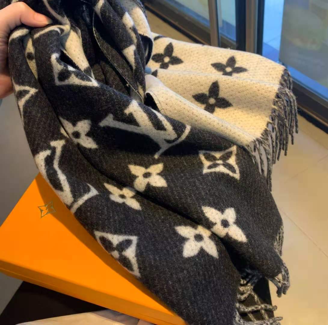 L0vis Vvtt0n LV Essential Scarf Black For Women M77853