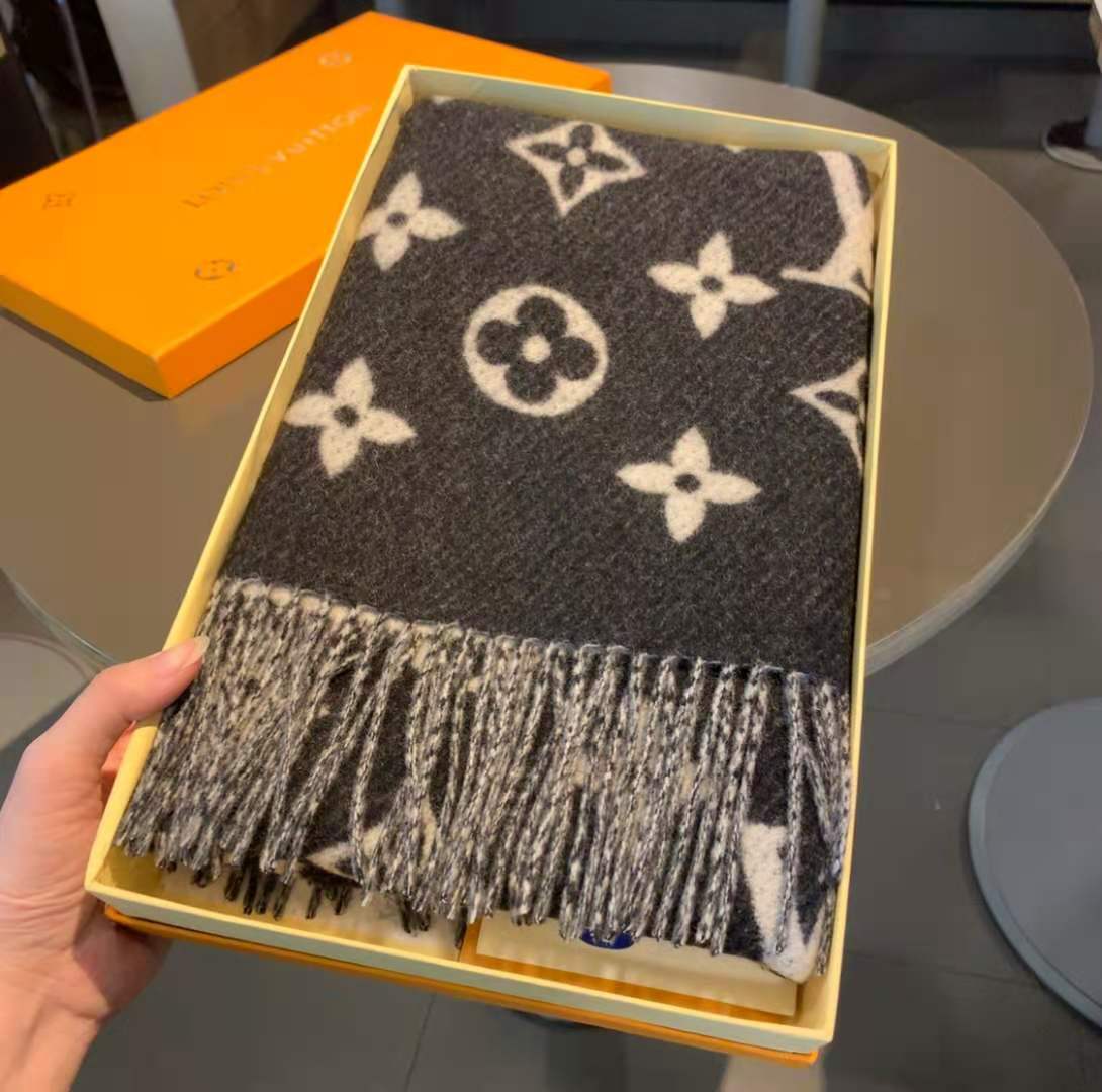 L0vis Vvtt0n LV Essential Scarf Black For Women M77853