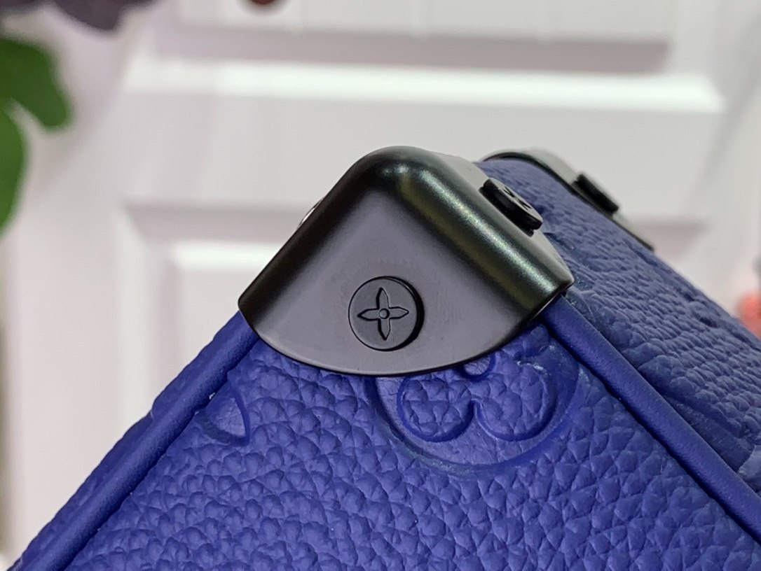 L0vis Vvtt0n Mini Soft Trunk Blue For Men 18.5cm/ 7.3 in M82558