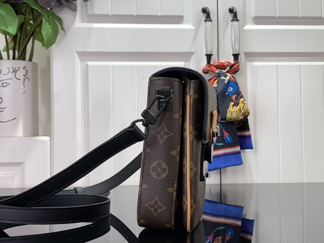 L0vis Vvtt0n S-Lock Vertical Wearable Wallet Brown For Men 19cm/ 7.5 in