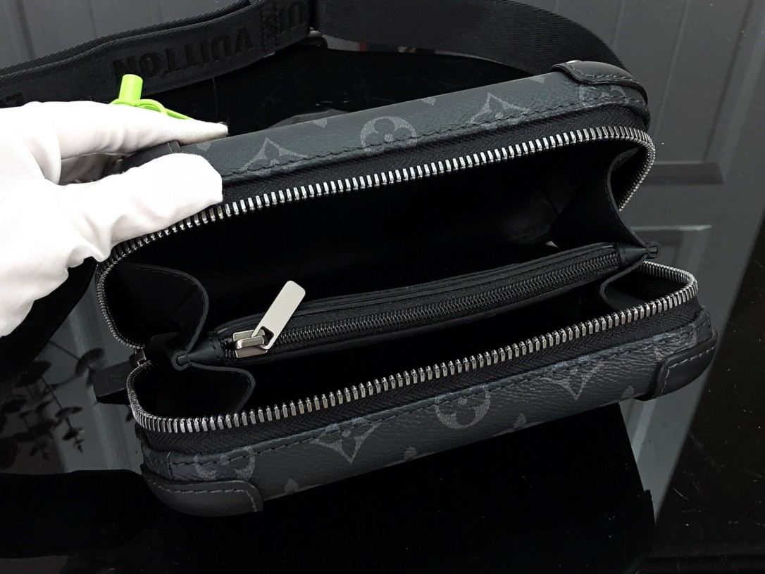 L0vis Vvtt0n Smooth Horizon Clutch Black 21cm/ 8.3 in