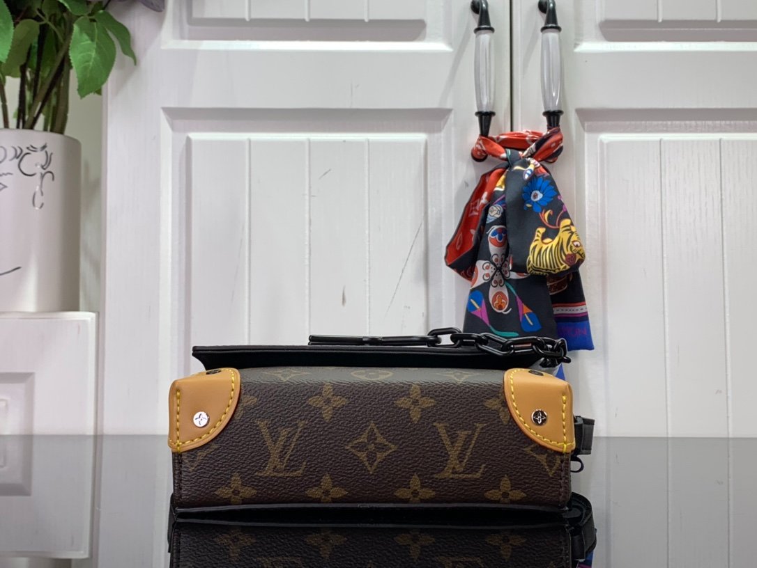 L0vis Vvtt0n Steamer Wearable Wallet Brown For Men 18cm/ 7.1 in M82534