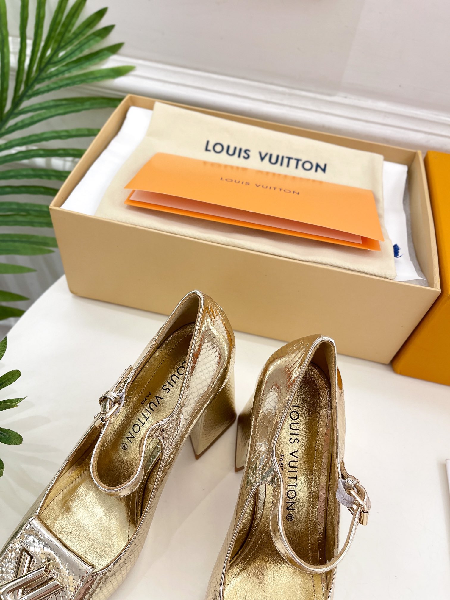 L0vis Vvtt0n Shake Pump Gold For Women 8.5 cm / 3.3-inch