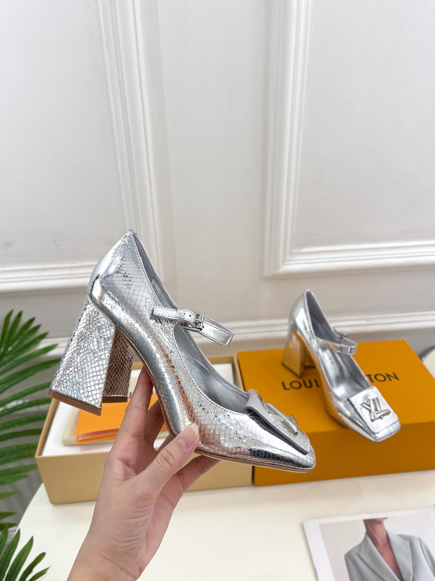 L0vis Vvtt0n Shake Pump Silver For Women 8.5 cm / 3.3-inch