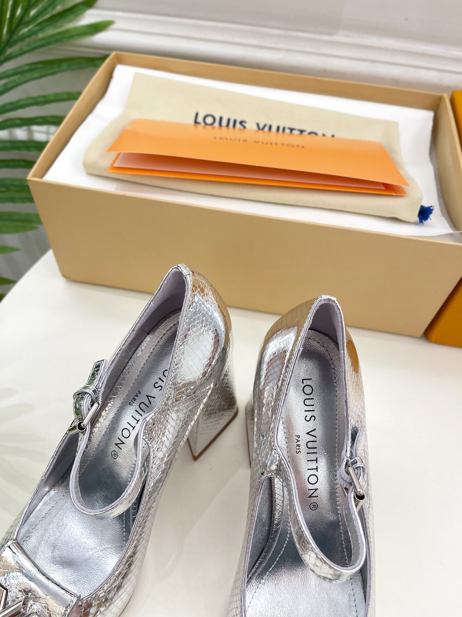 L0vis Vvtt0n Shake Pump Silver For Women 8.5 cm / 3.3-inch