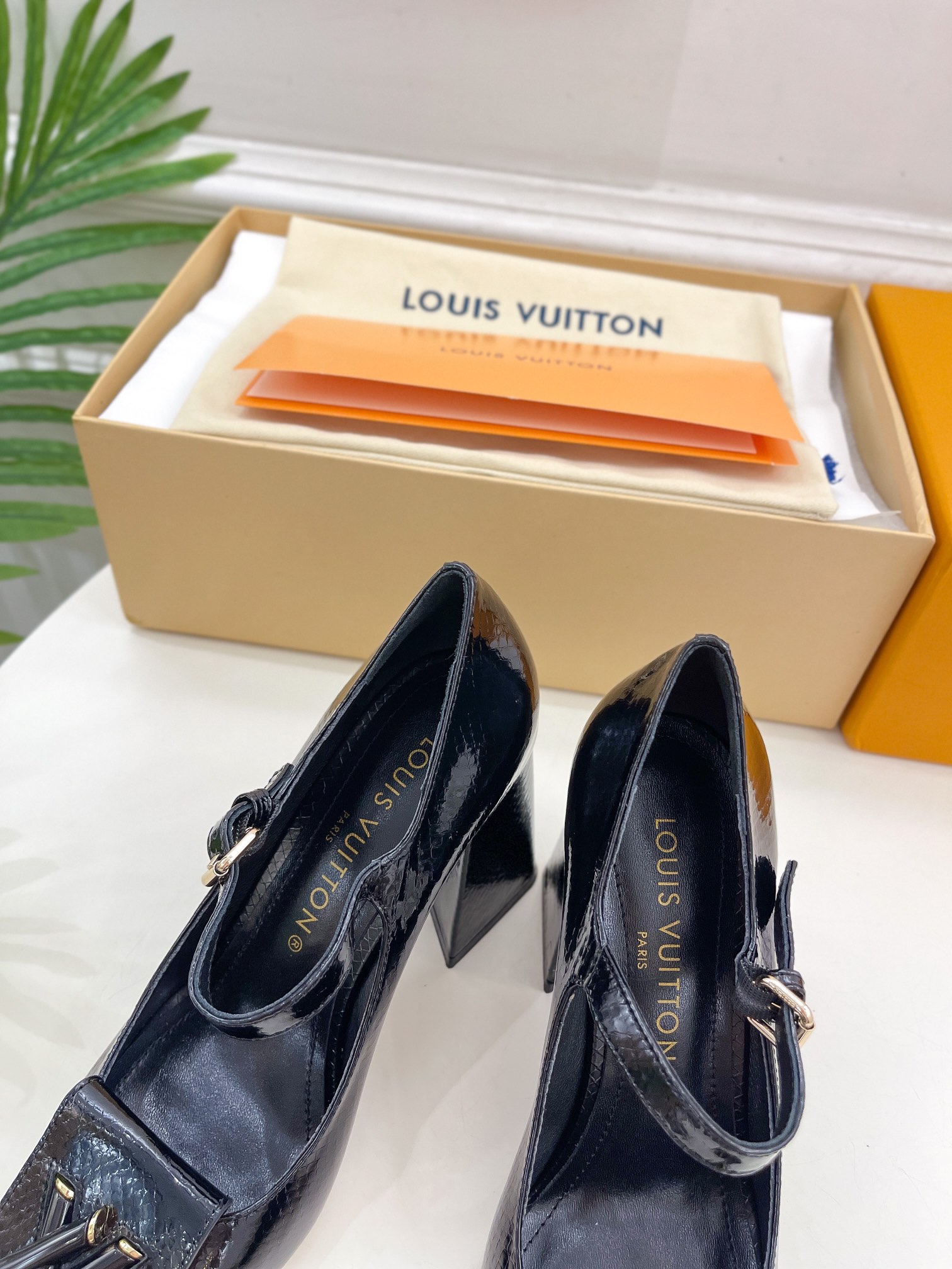 L0vis Vvtt0n Shake Pump Black For Women 8.5 cm / 3.3-inch