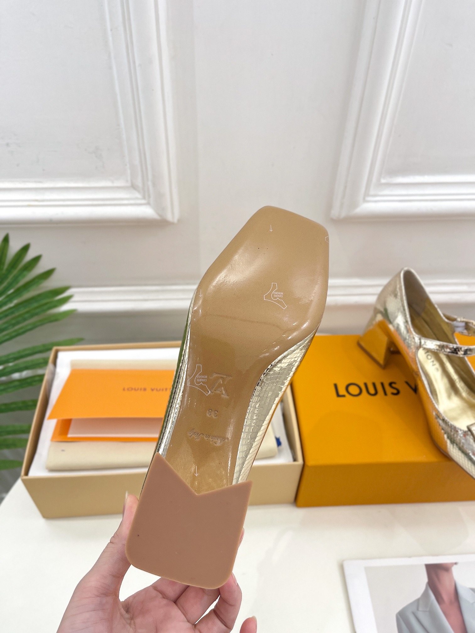 L0vis Vvtt0n Shake Pump Gold For Women 5.5 cm / 2.2-inch