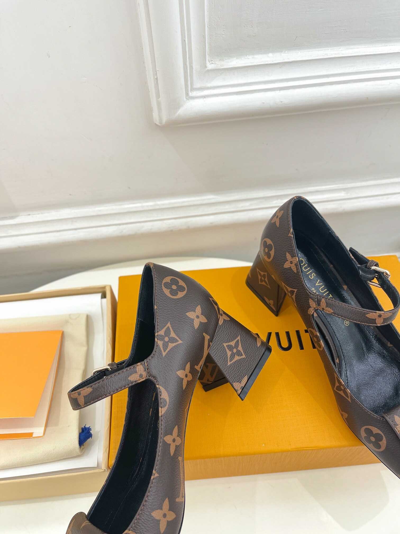 L0vis Vvtt0n Shake Pump Brown For Women 5.5 cm / 2.2-inch