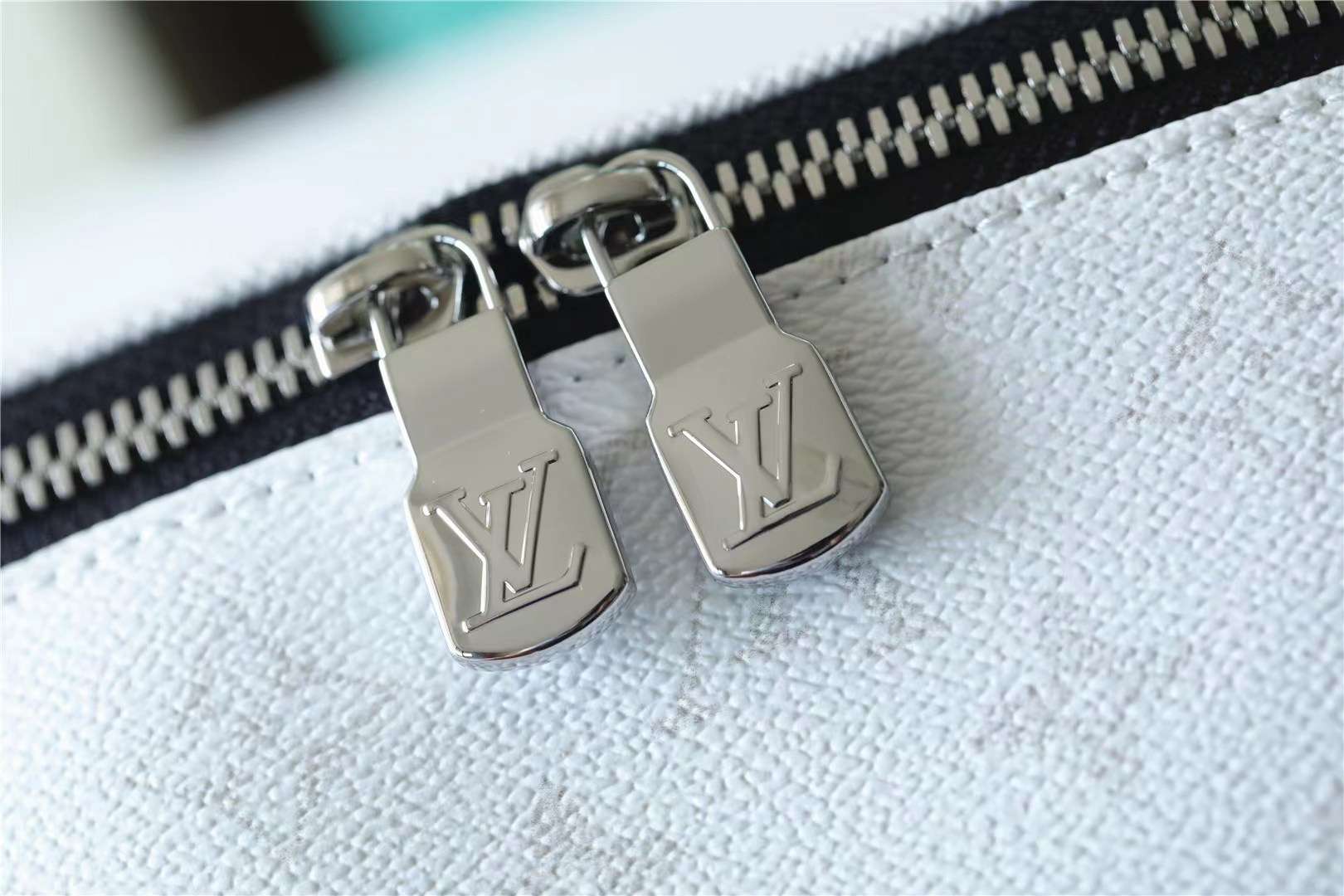 L0vis Vvtt0n Discovery Backpack White For Men 11.8in/30cm M30953