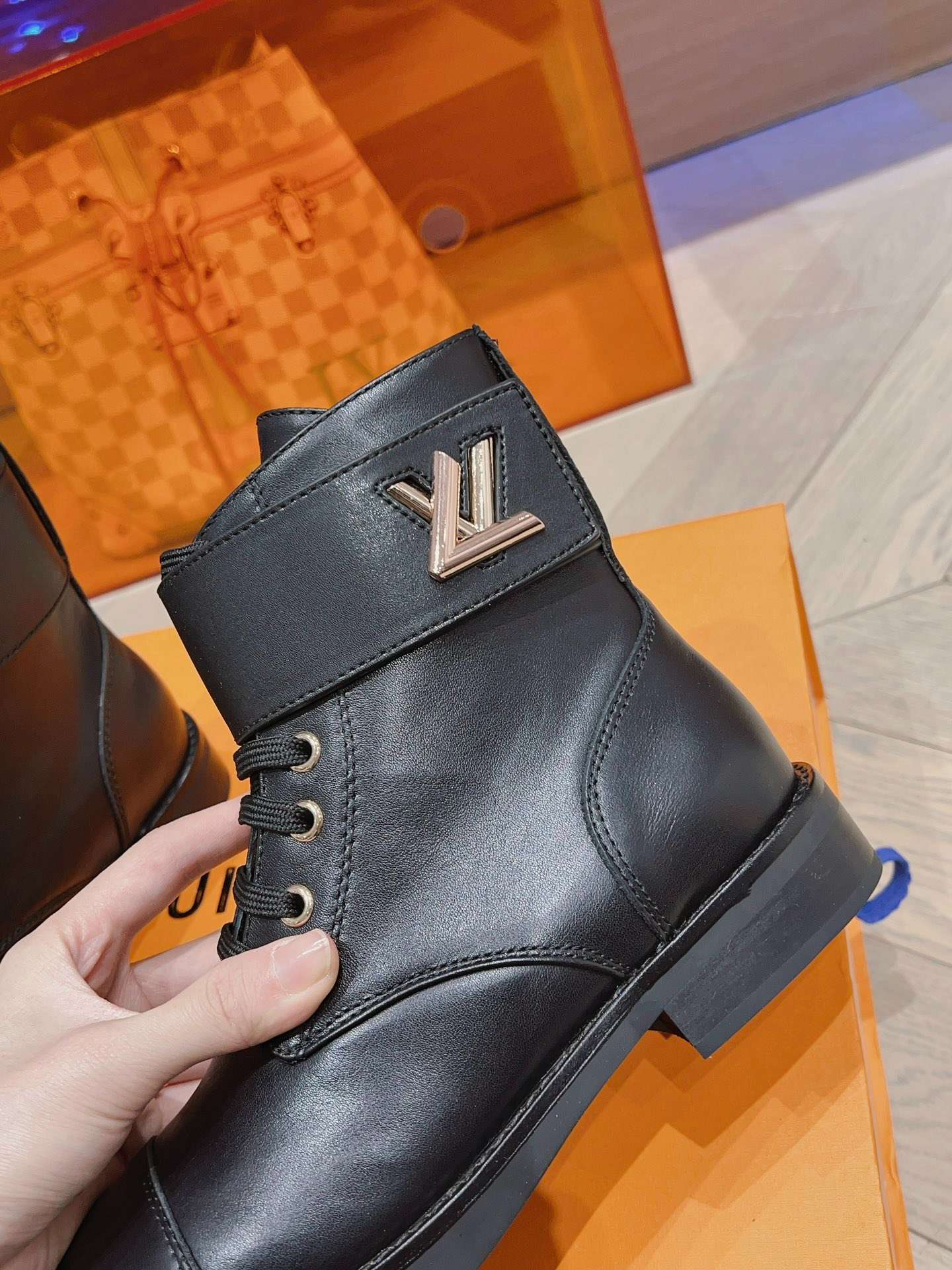 L0vis Vvtt0n Wonderland Flat Ranger Black For Women 1AAV57