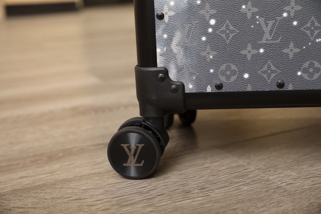 L0vis Vvtt0n Horizon 55 Silver 21.7in/55cm