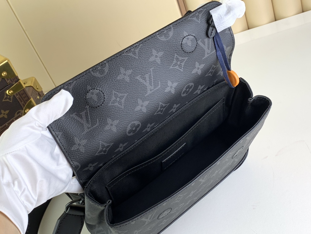 L0vis Vvtt0n Steamer PM Black For Men 9.8in/25cm M46953