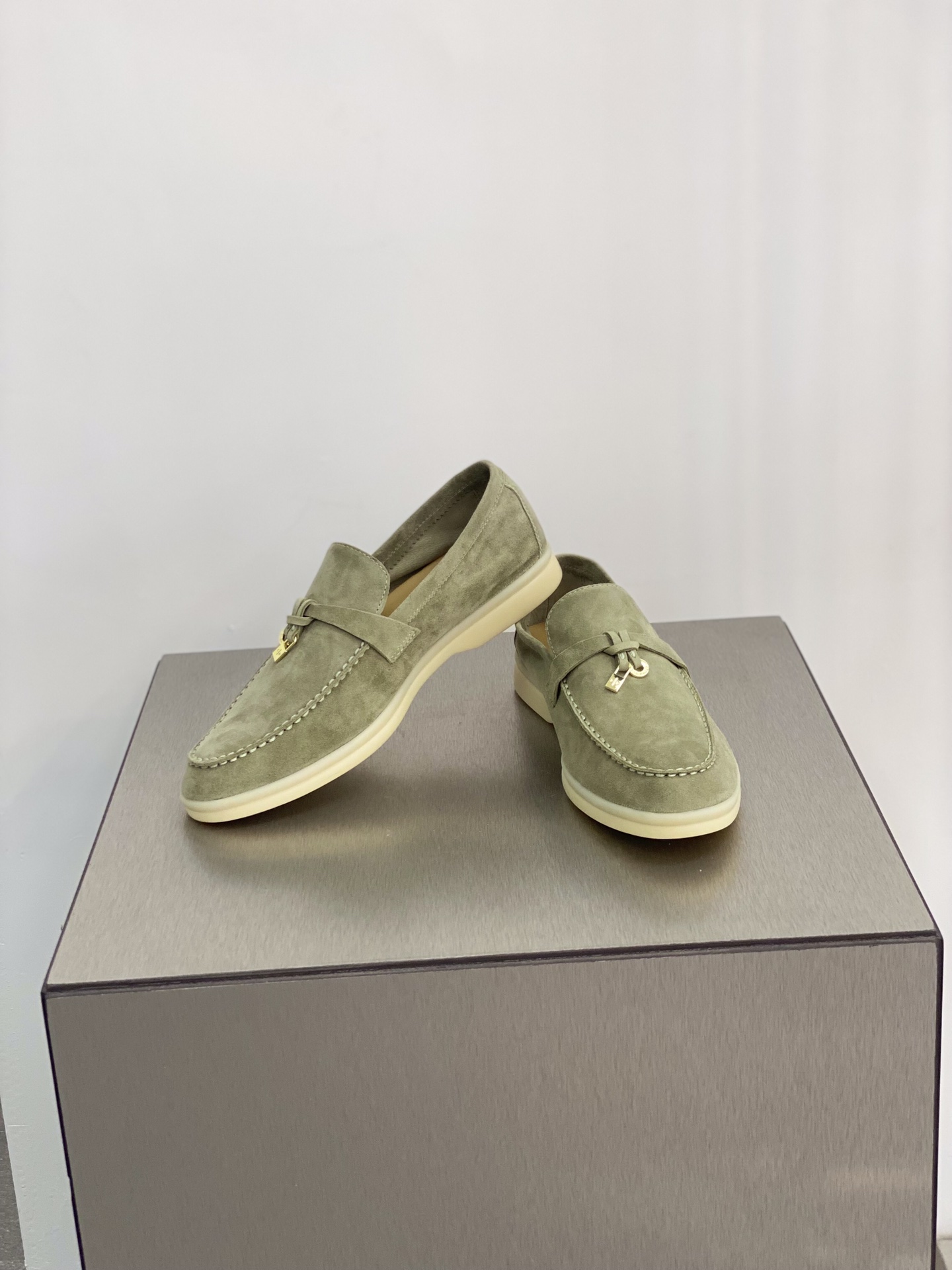 L0r0 P1ana Summer Charms Walk Loafers Tea Room For Women – FAE5444 50KY