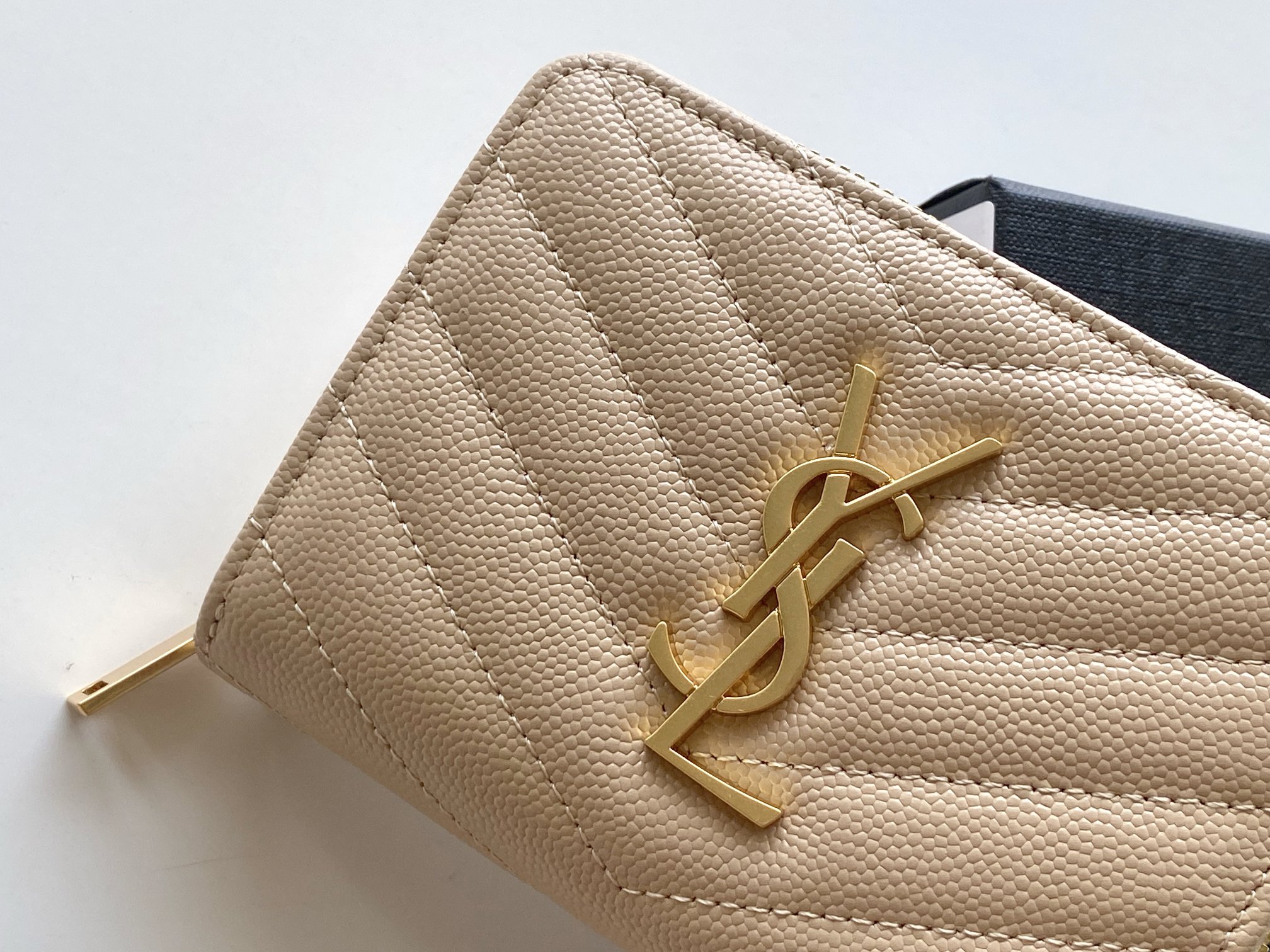 Sa1nt Lau*nt Cassandre Matelaseé Compact Zip Around Wallet Dark Beige For Women 4.7in/12cm 668288BOW012721 Y51