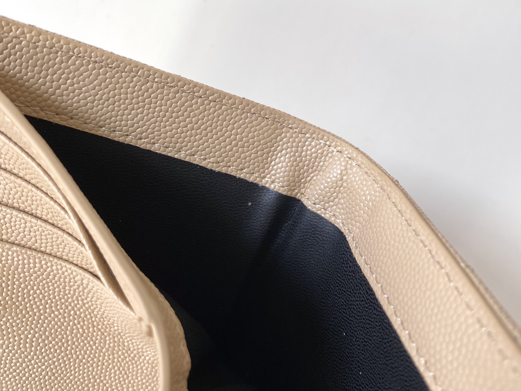 Sa1nt Lau*nt Cassandre Matelaseé Fragments Bi-Fold Wallet Dark Beige For Women 5.1in/13cm 668287BOW012721 Y51