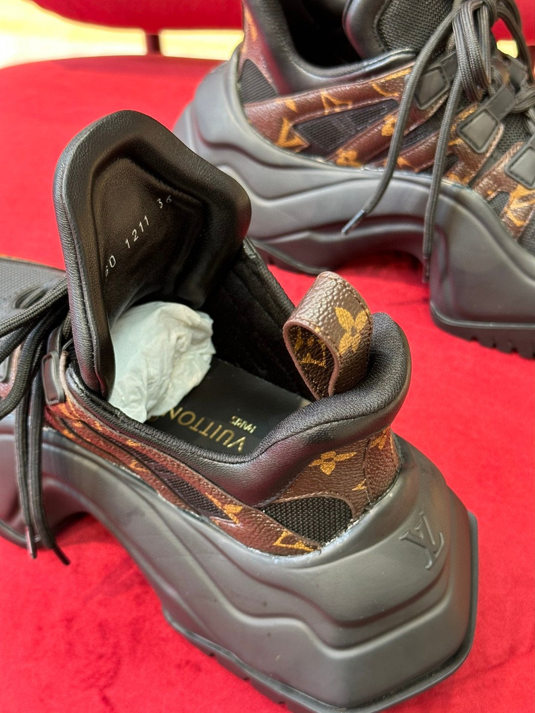 L0vis Vvtt0n LV Archlight Sneaker Black For Women 1A43LL