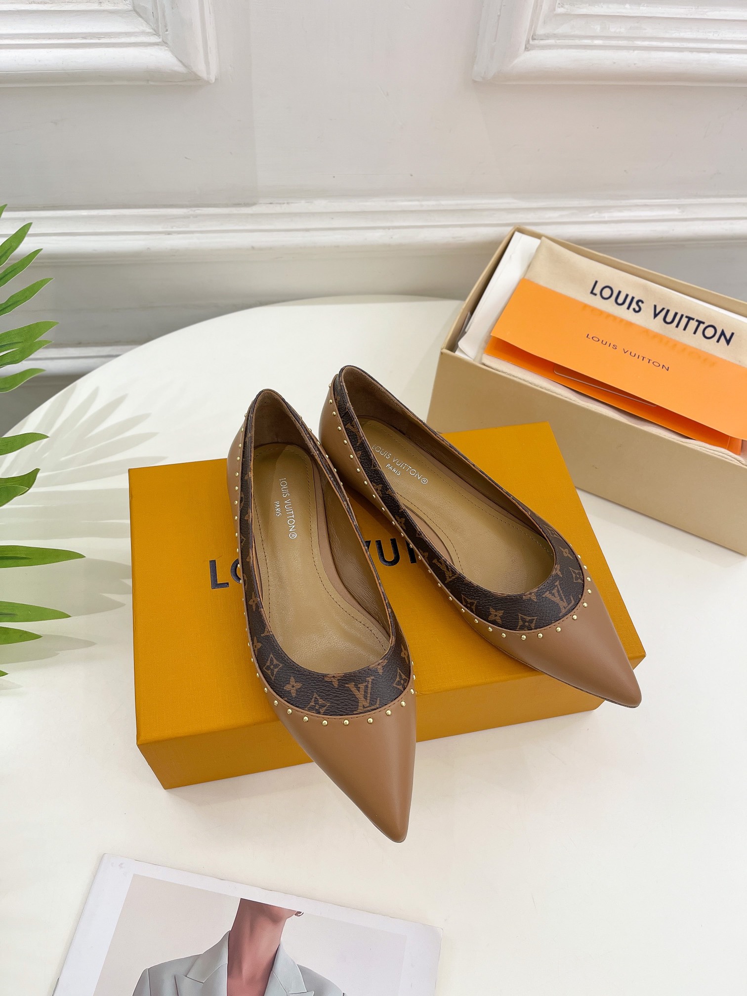 L0vis Vvtt0n Signature Flat Ballerina Brown For Women
