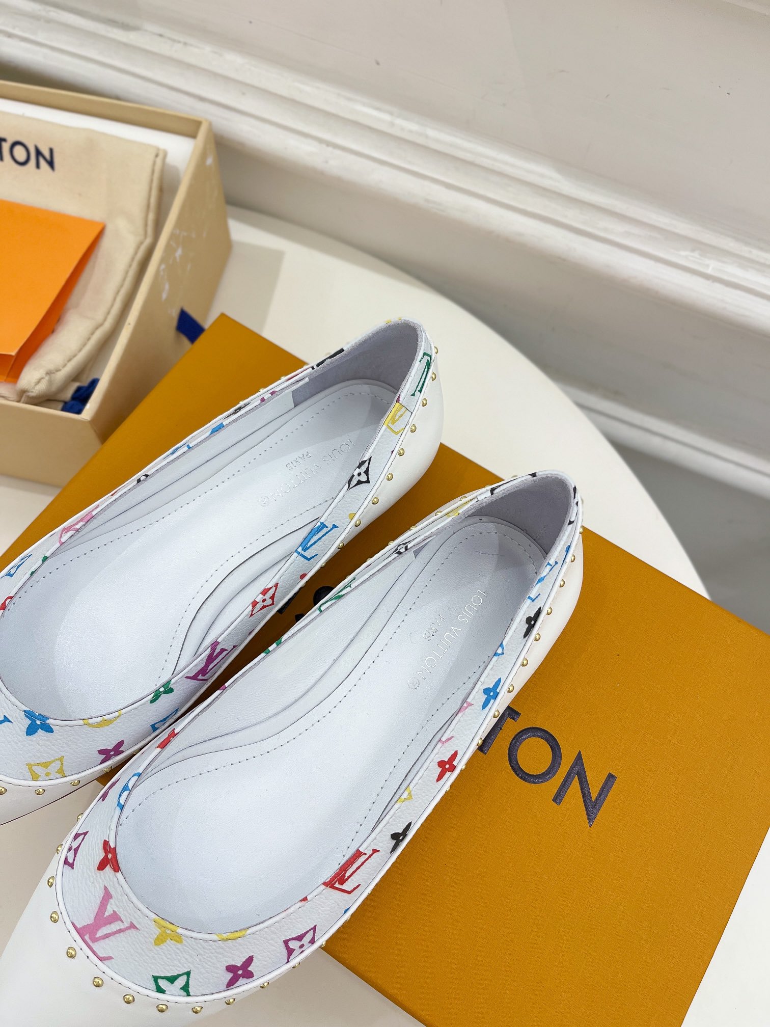 L0vis Vvtt0n Signature Flat Ballerina White For Women