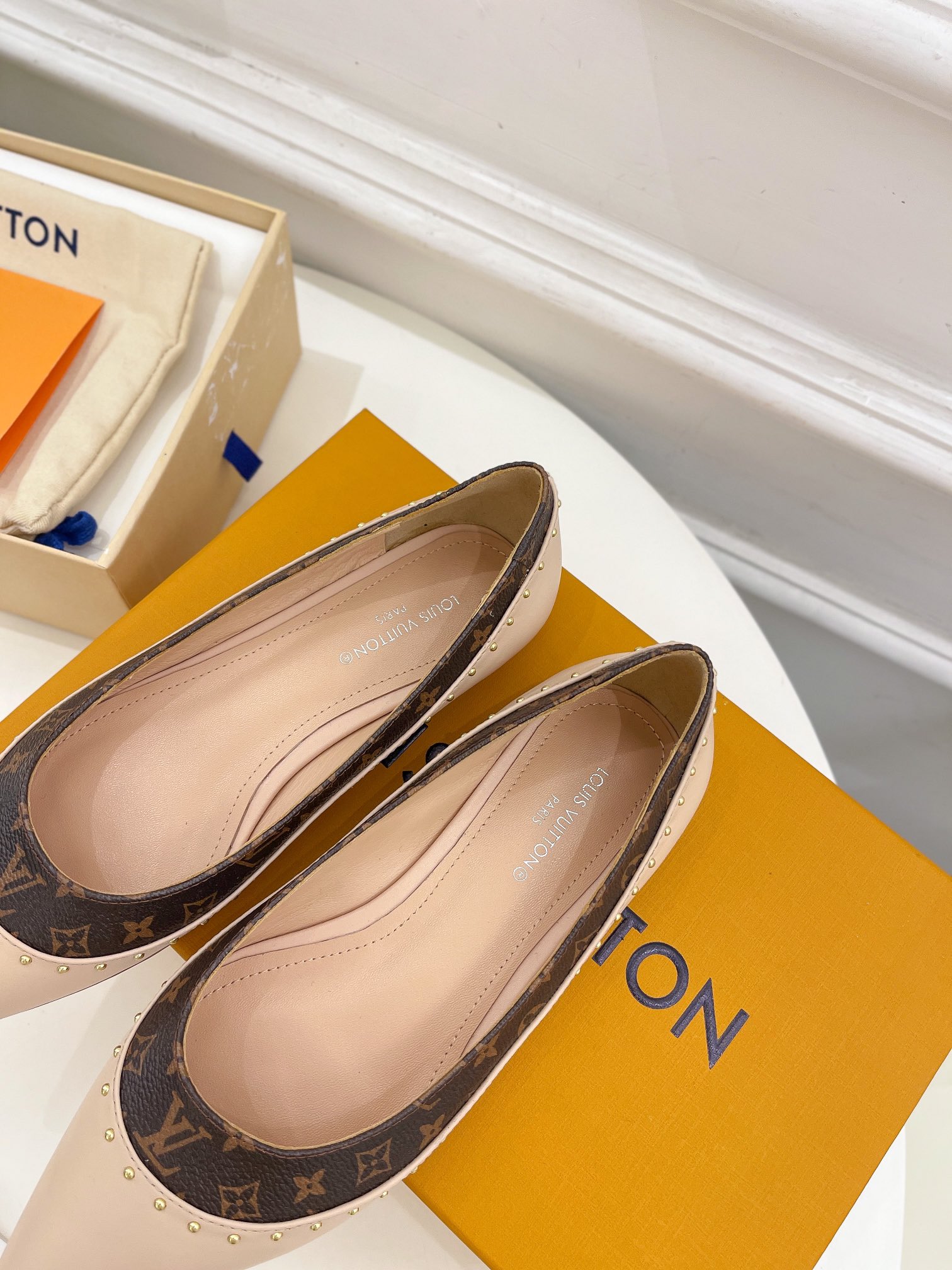 L0vis Vvtt0n Signature Flat Ballerina Beige For Women