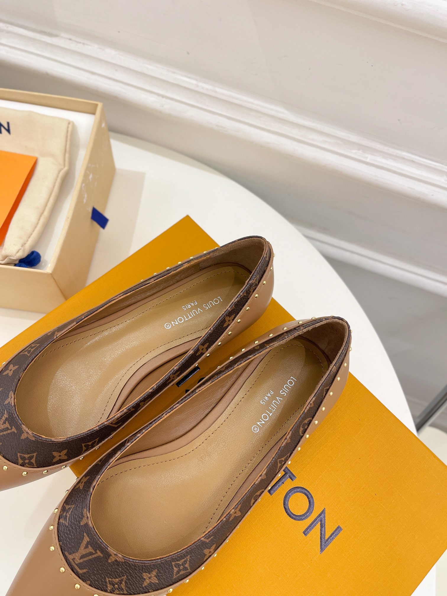 L0vis Vvtt0n Signature Flat Ballerina Brown For Women