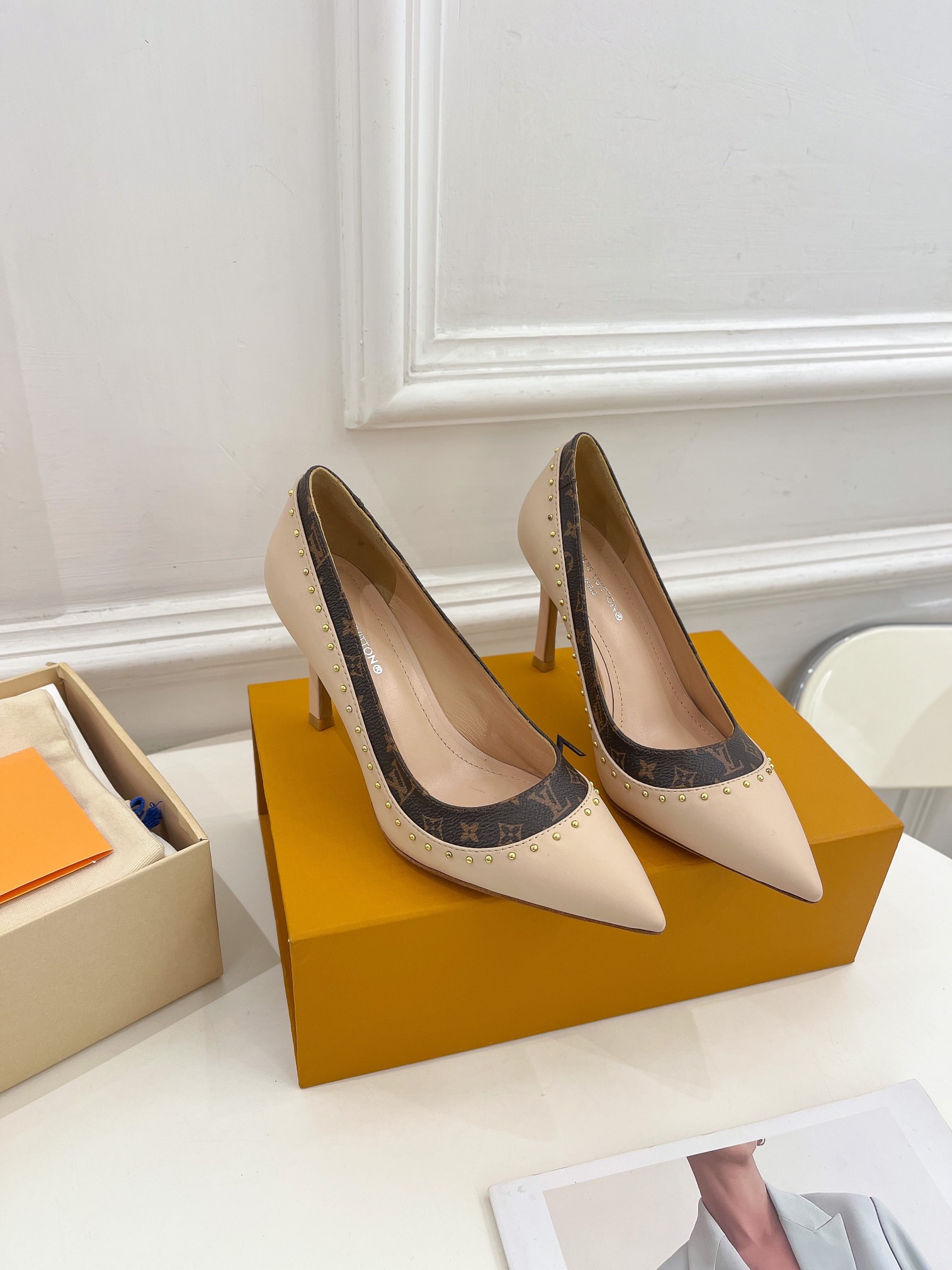 L0vis Vvtt0n Signature Pump Beige For Women 9.5/3.7in 1AACG5