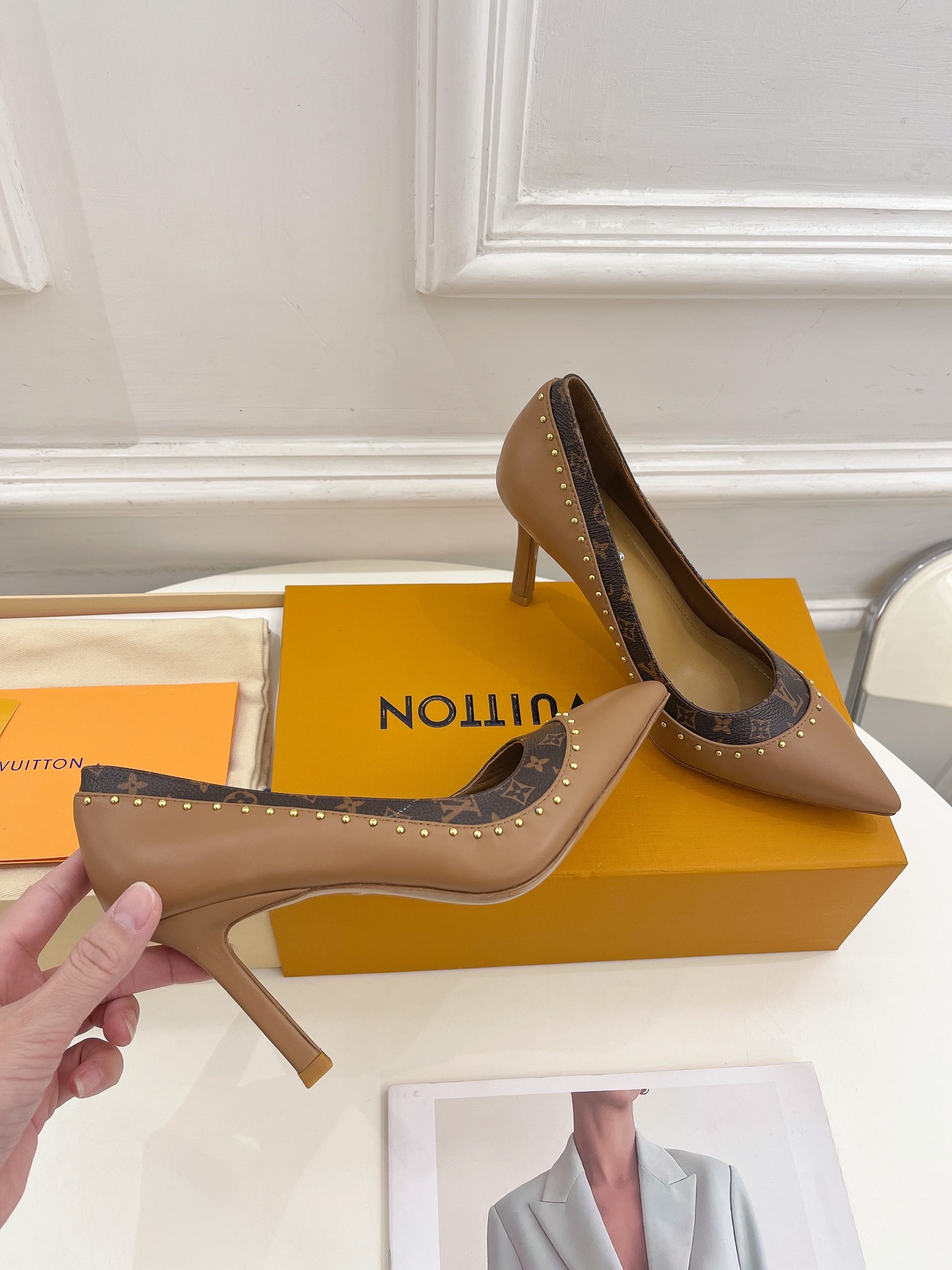 L0vis Vvtt0n Signature Pump Brown For Women 9.5/3.7in