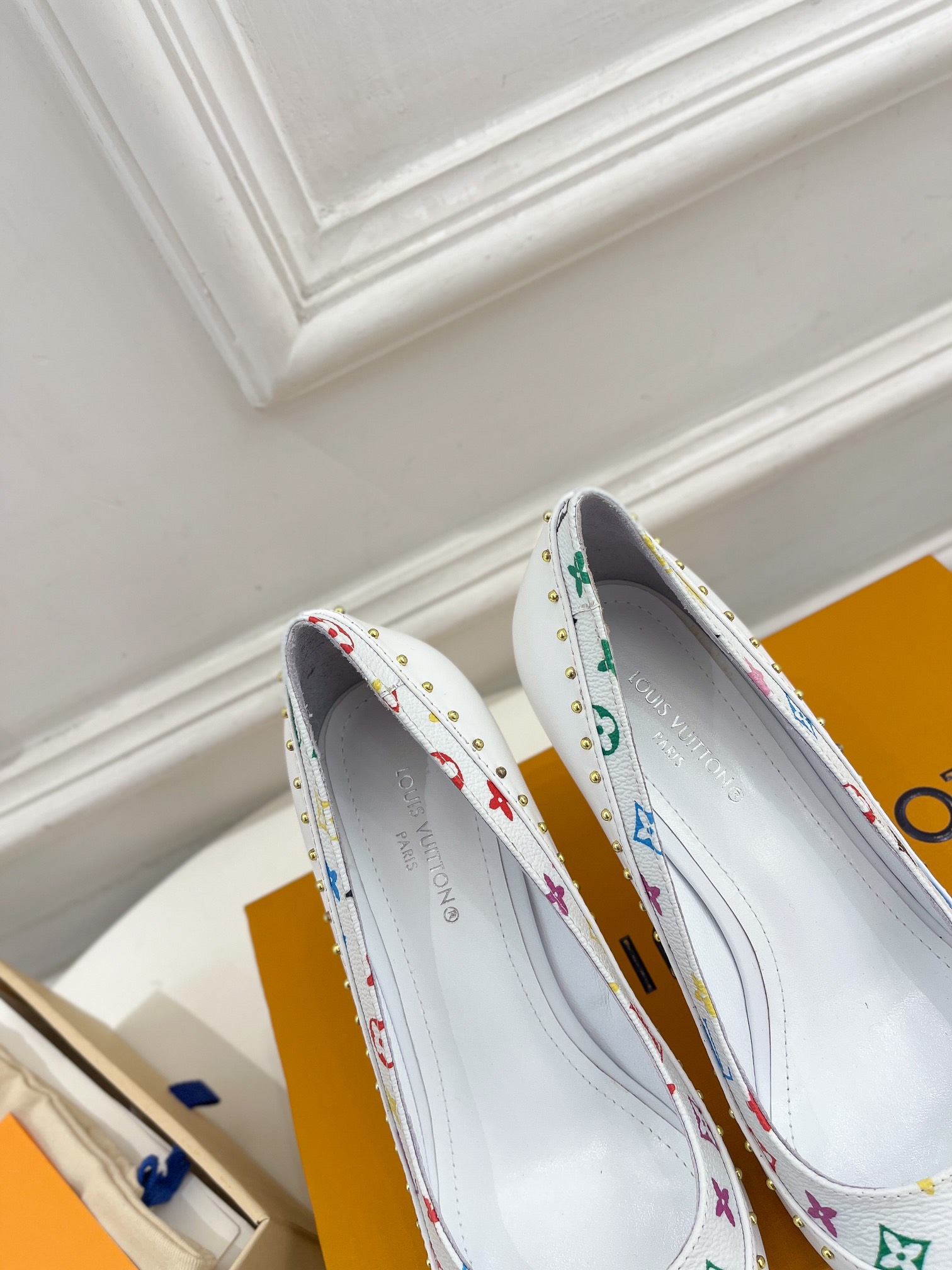 L0vis Vvtt0n Signature Pump White For Women 9.5/3.7in