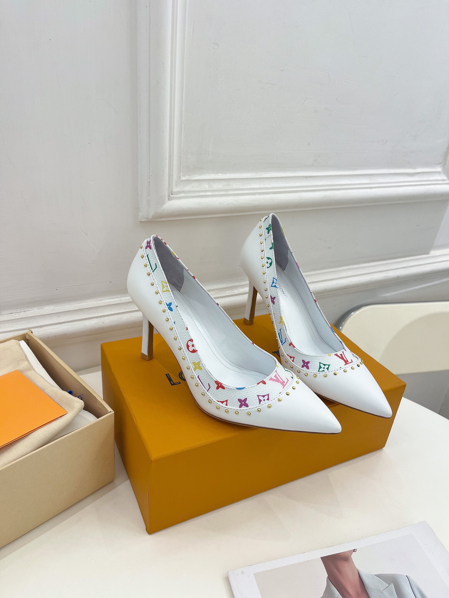 L0vis Vvtt0n Signature Pump White For Women 9.5/3.7in