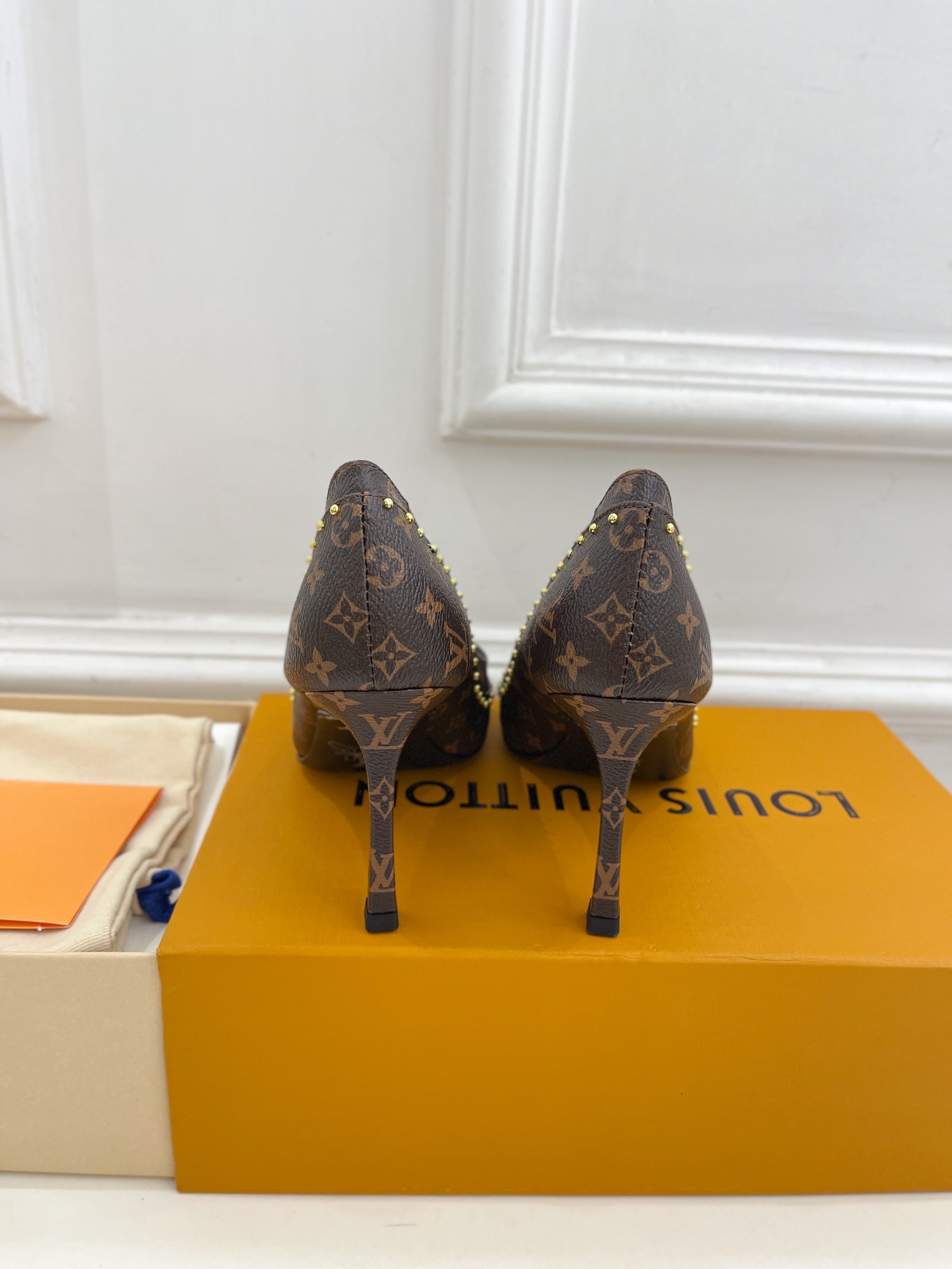 L0vis Vvtt0n Signature Pump Brown For Women 9.5/3.7in