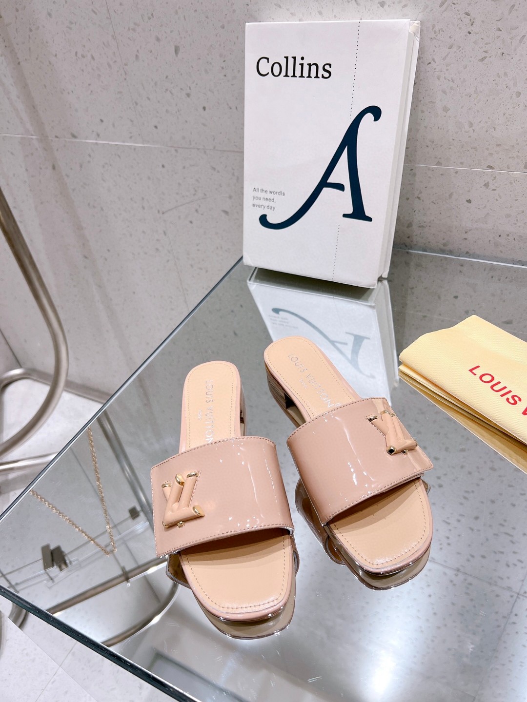 L0vis Vvtt0n Shake Flat Mule Beige For Women