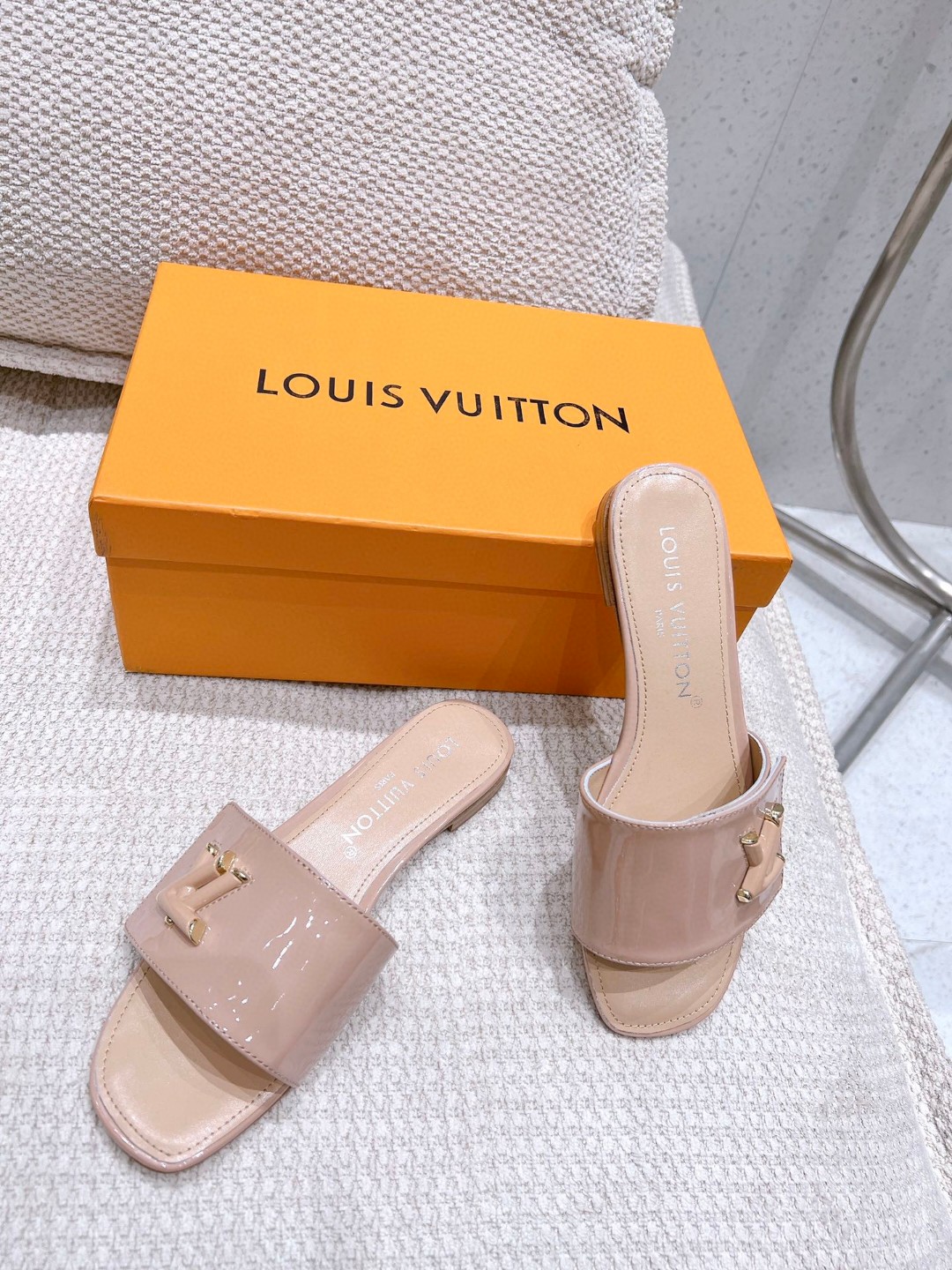 L0vis Vvtt0n Shake Flat Mule Beige For Women