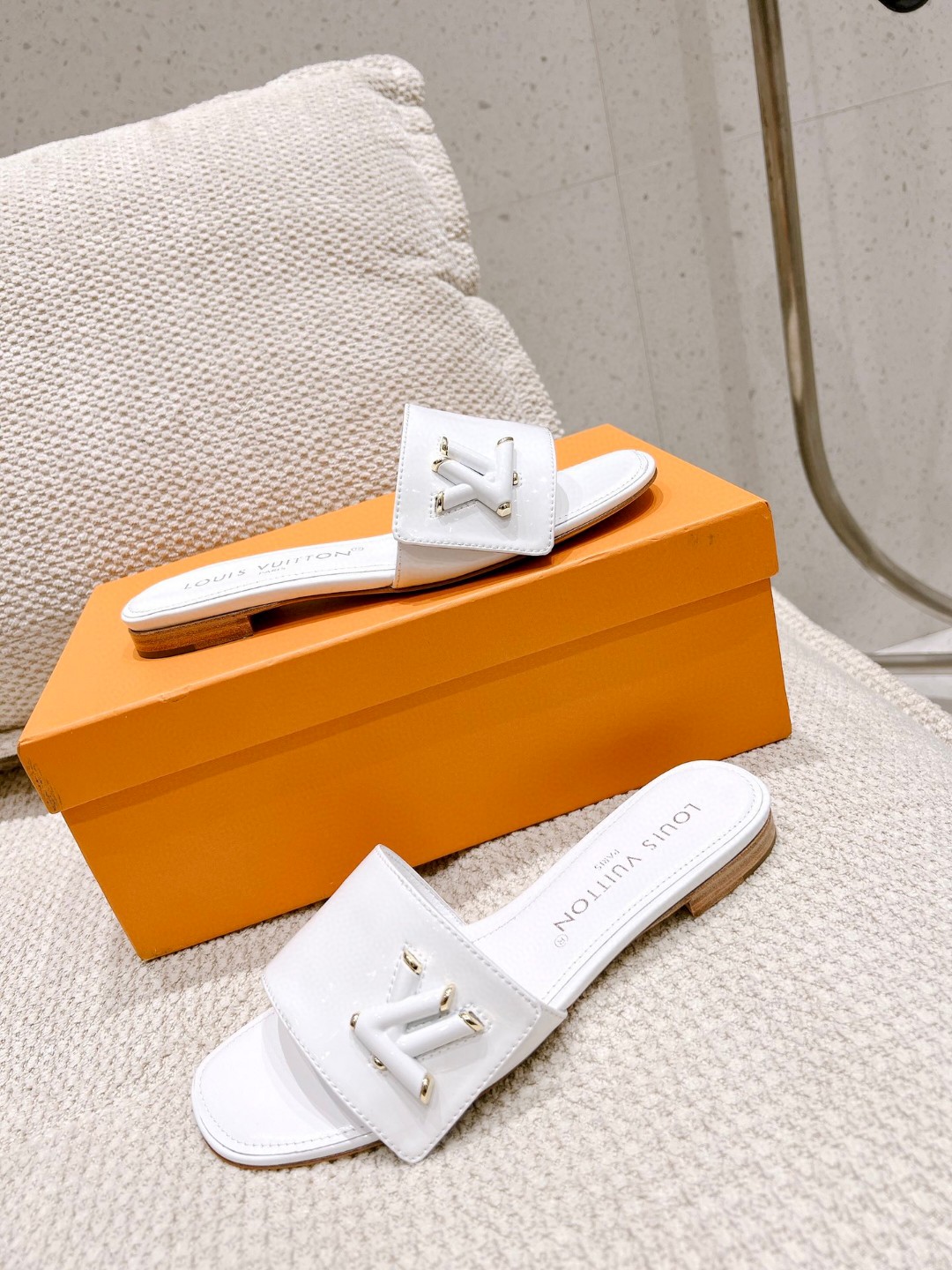 L0vis Vvtt0n Shake Flat Mule White For Women