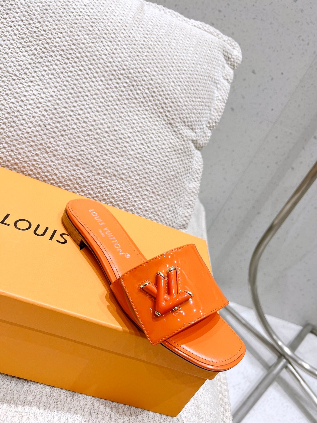 L0vis Vvtt0n Shake Flat Mule Orange For Women