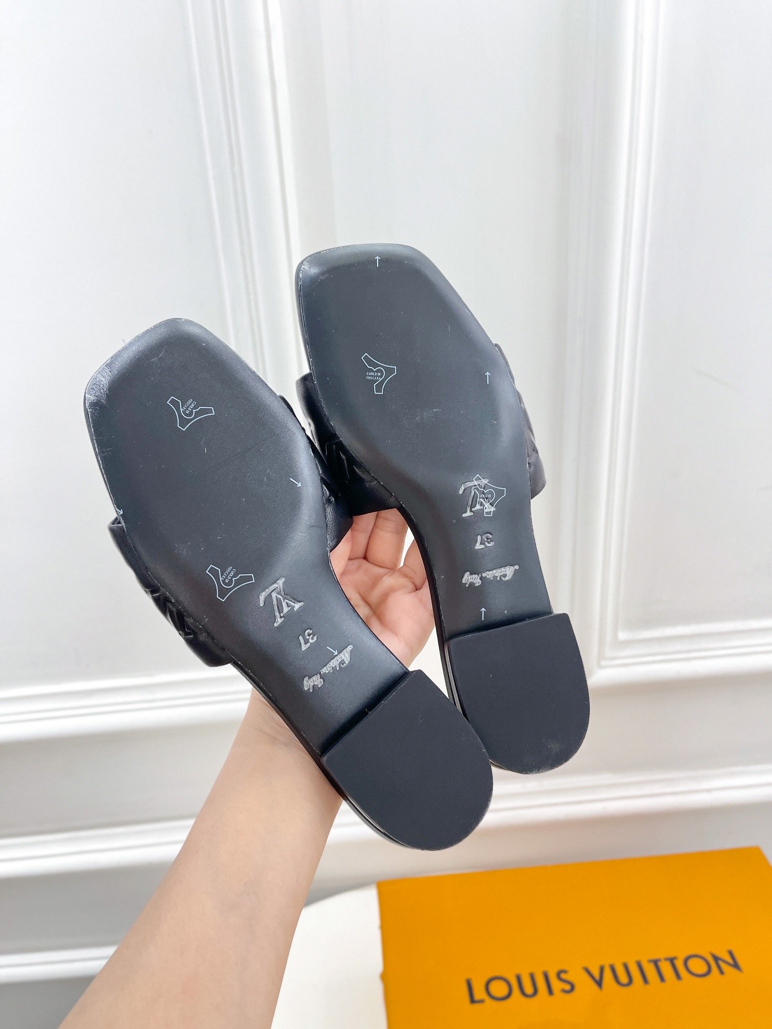 L0vis Vvtt0n Women’s Revival Flat Mule Black For Women LV 1A9P3T